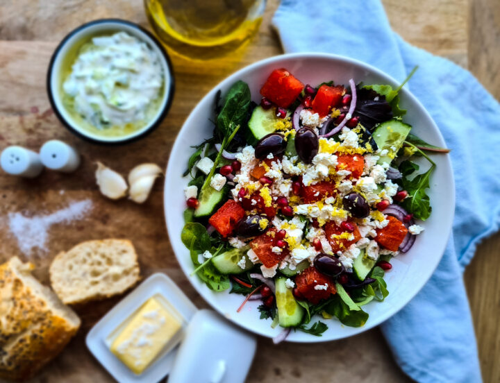 Griekse salade met watermeloen, feta en kalamata olijven