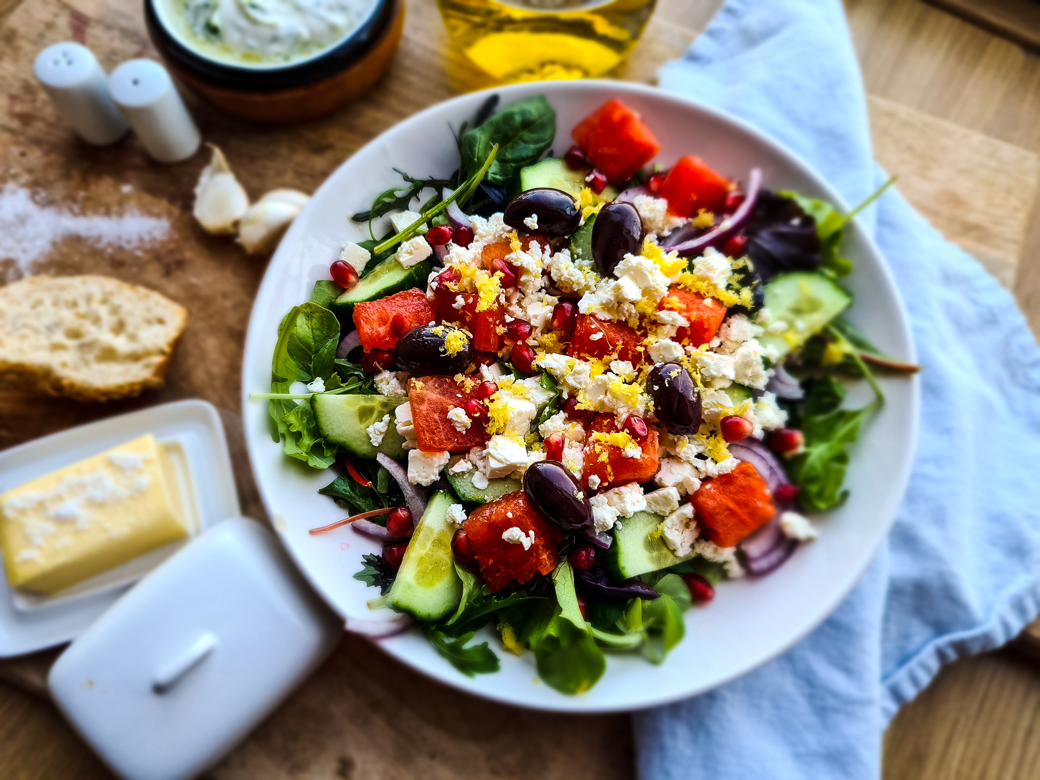 Griekse salade met watermeloen, feta en kalamata olijven