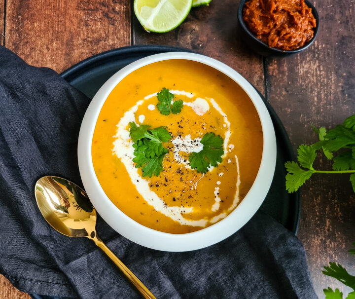 Pittige wortelsoep met kokosmelk en rode currypasta