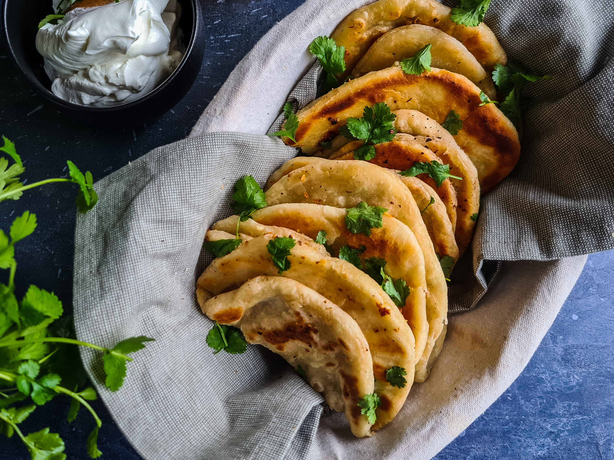 Homemade naanbrood, met knoflook en koriander