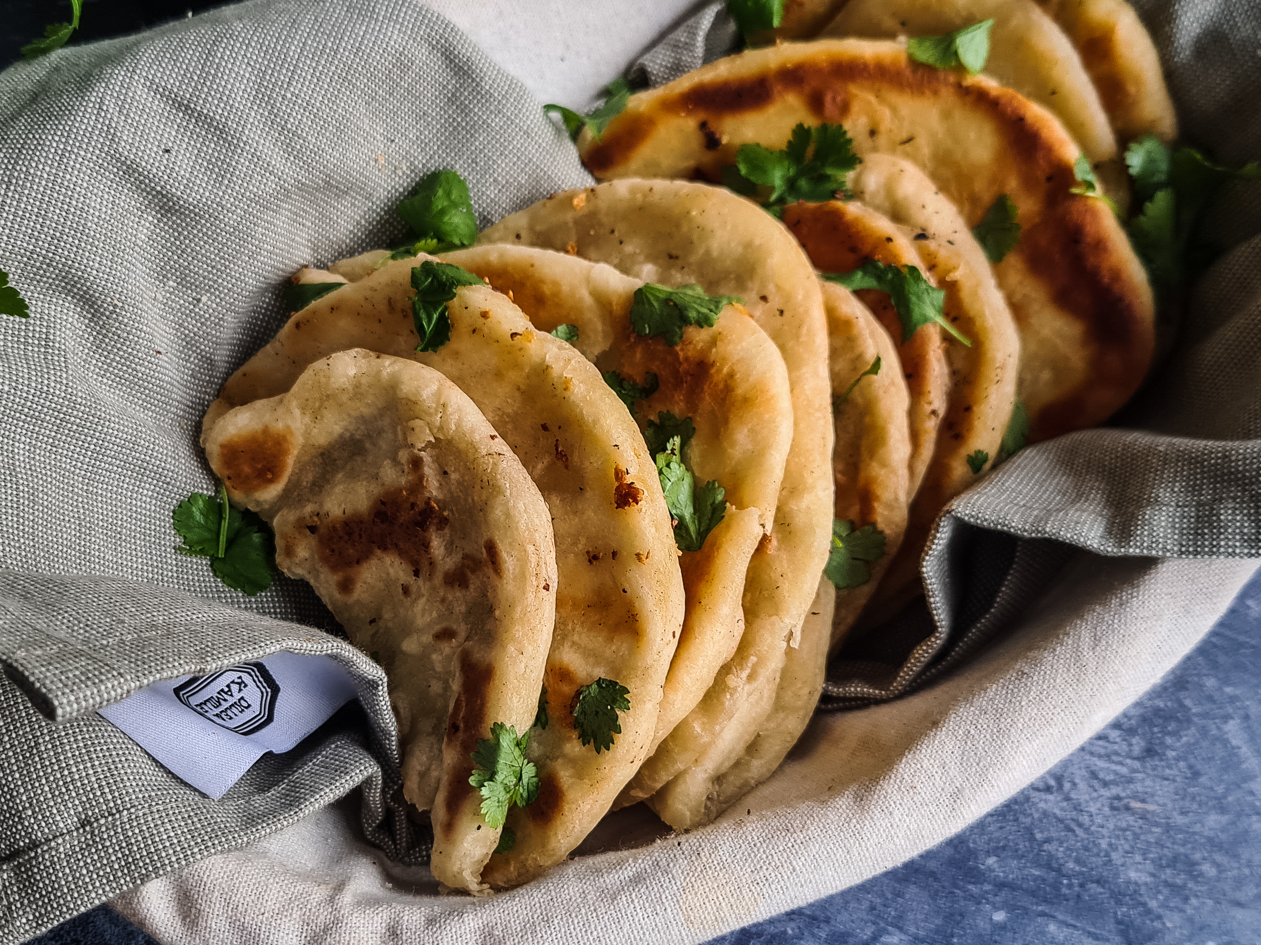 Homemade naanbrood, met knoflook en koriander