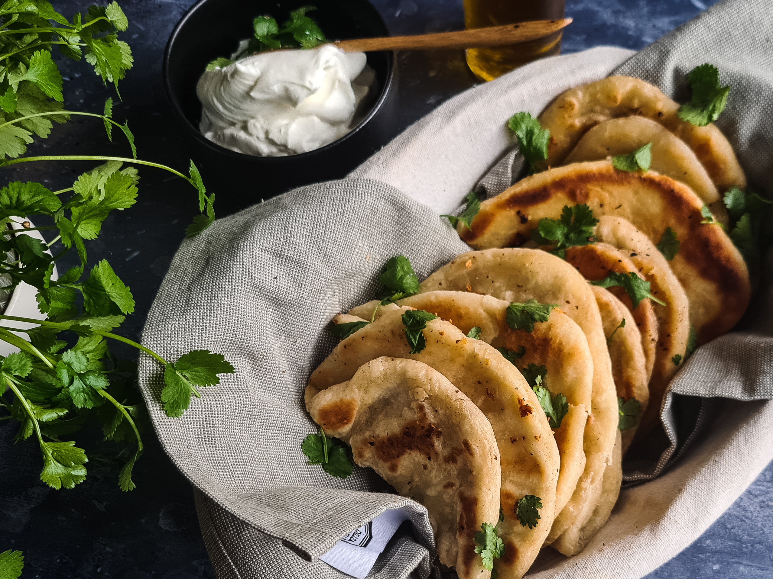 Homemade naanbrood, met knoflook en koriander