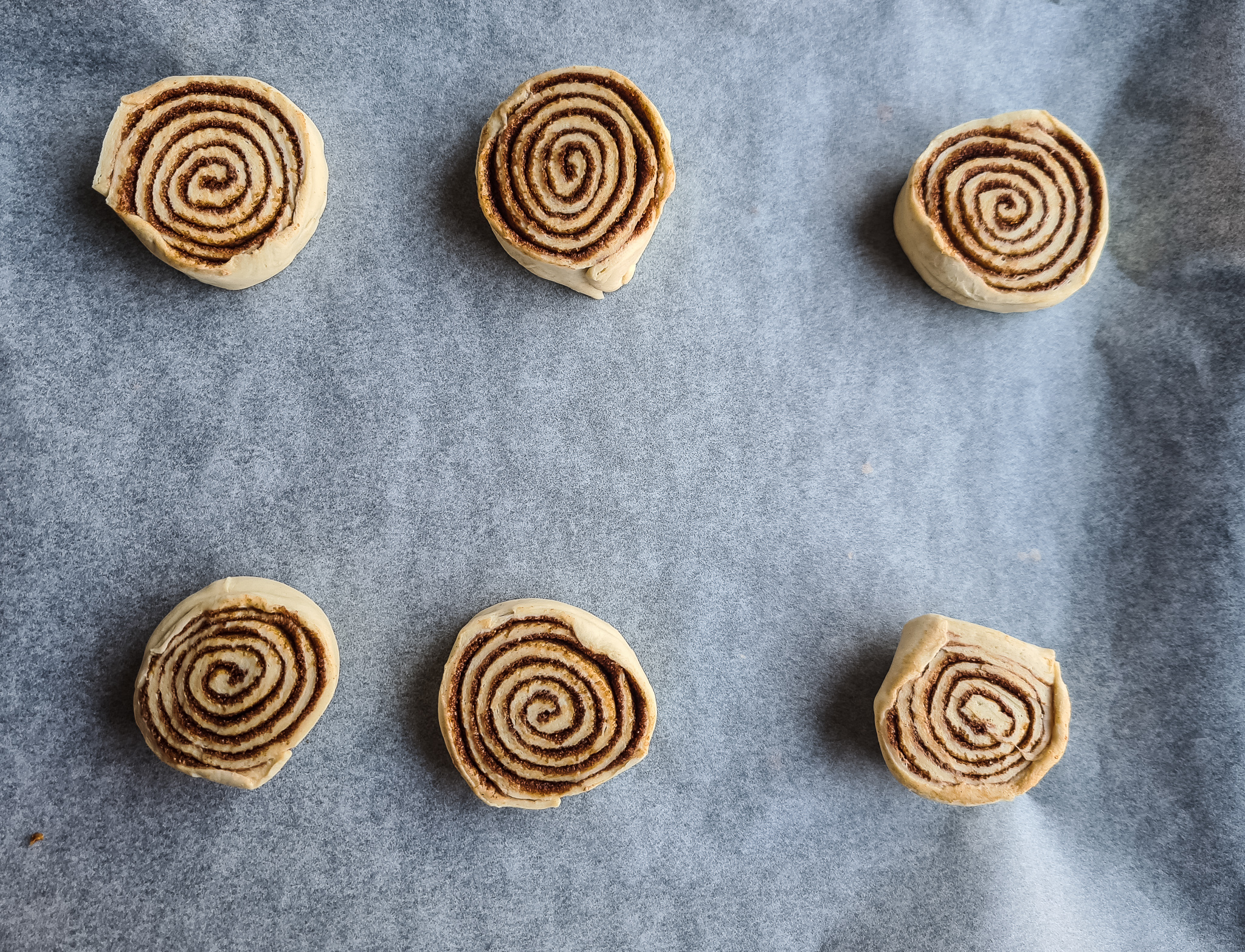 Makkelijke cinnamon rolls in de oven schuiven