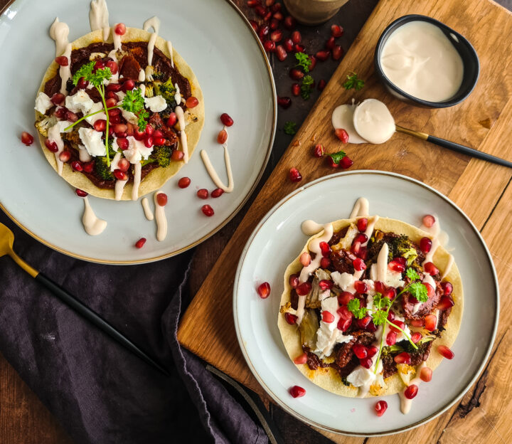 Loaded papadums met muhammara, geroosterde groente en geitenkaas