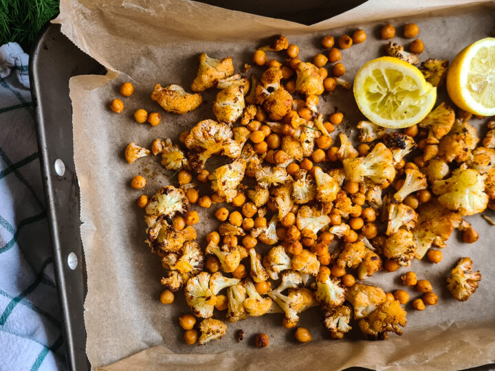 Geroosterde chipotle bloemkool met kikkererwten