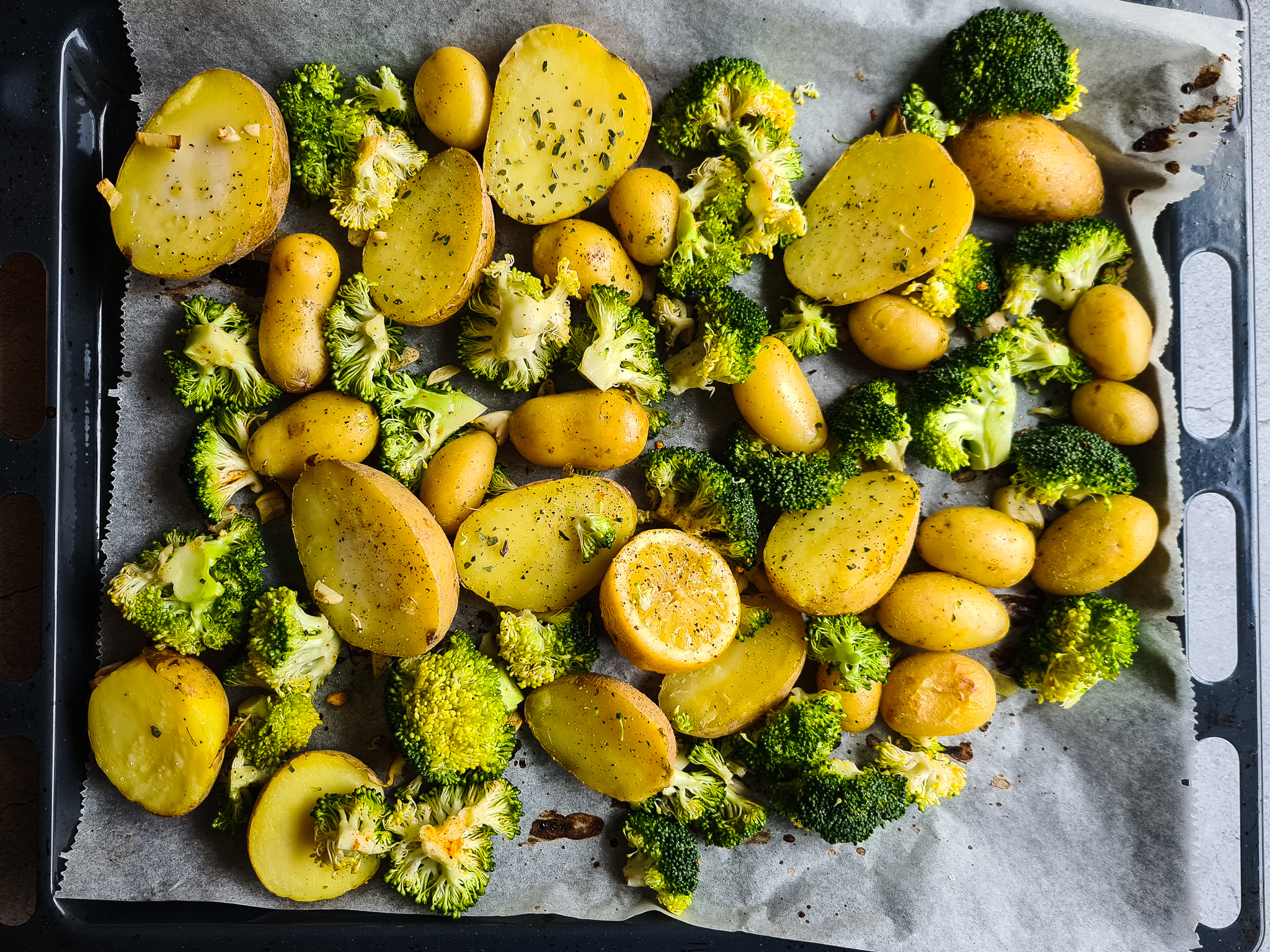 Geroosterde citroenaardappelen met, broccoli, lente kruiden en burratini