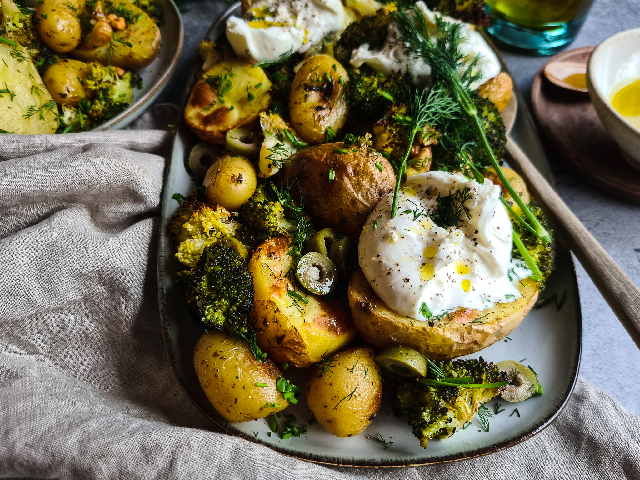 Geroosterde citroenaardappelen met, broccoli, lente kruiden en burratini