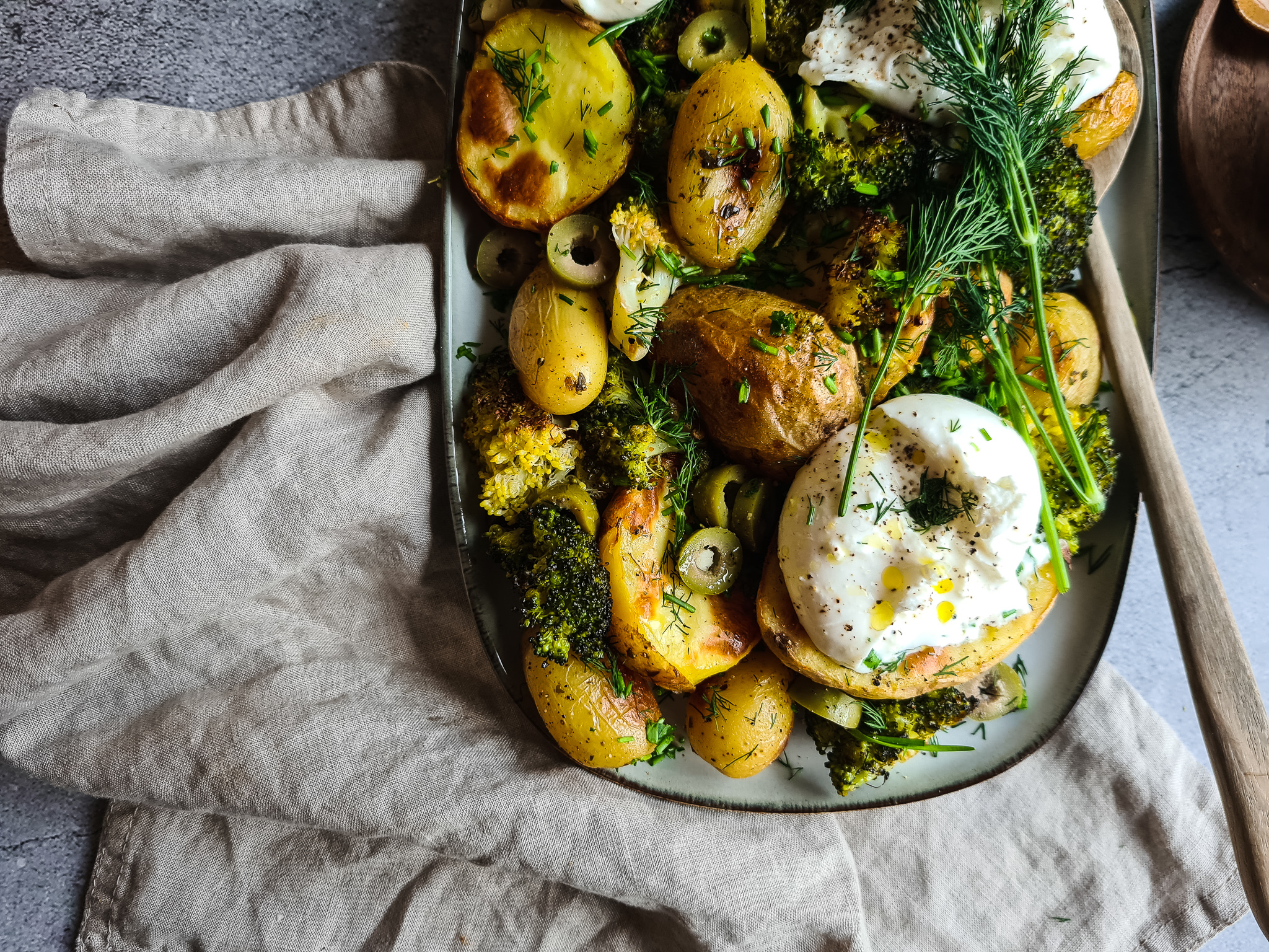 Geroosterde citroenaardappelen met, broccoli, lente kruiden en burratini