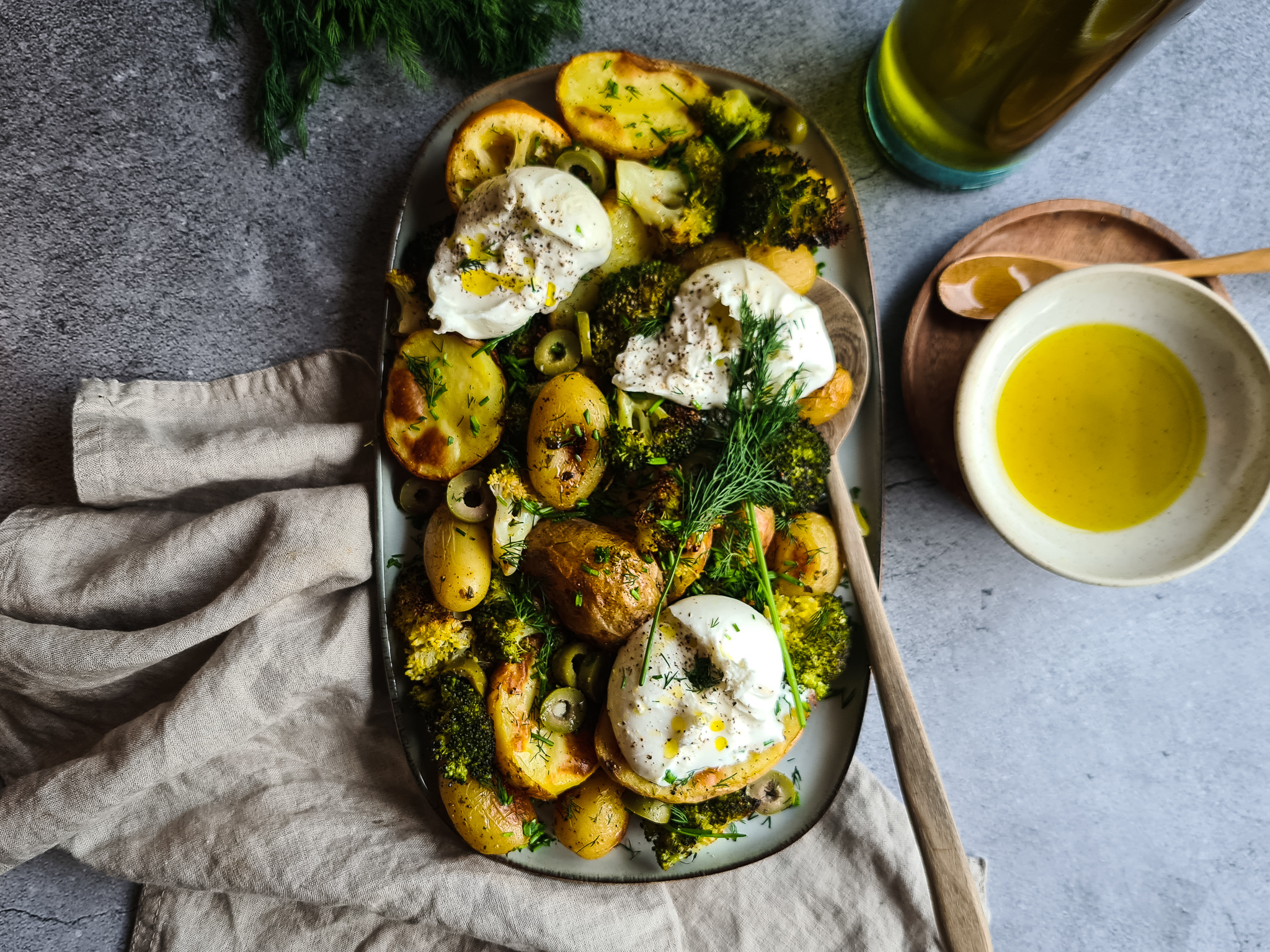 Geroosterde citroenaardappelen met, broccoli, lente kruiden en burratini