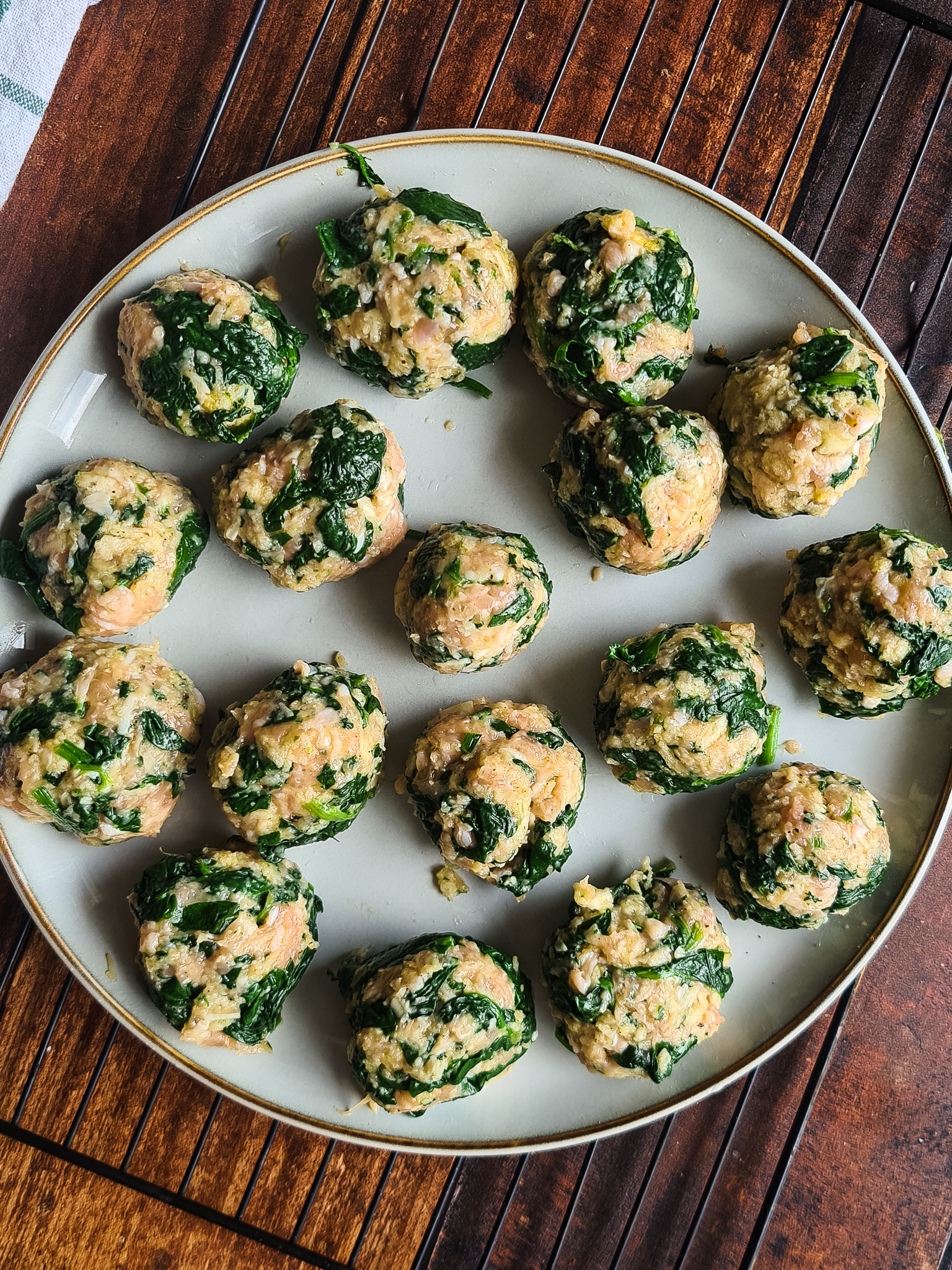 Spinazie kipballen met pasta en homemade pesto