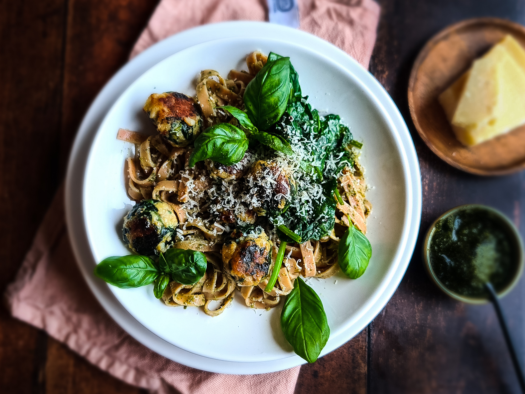 Spinazie kipballen met pasta en homemade pesto