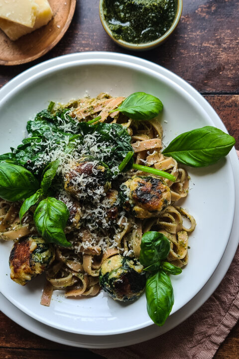 Spinazie kipballen met pasta en homemade pesto