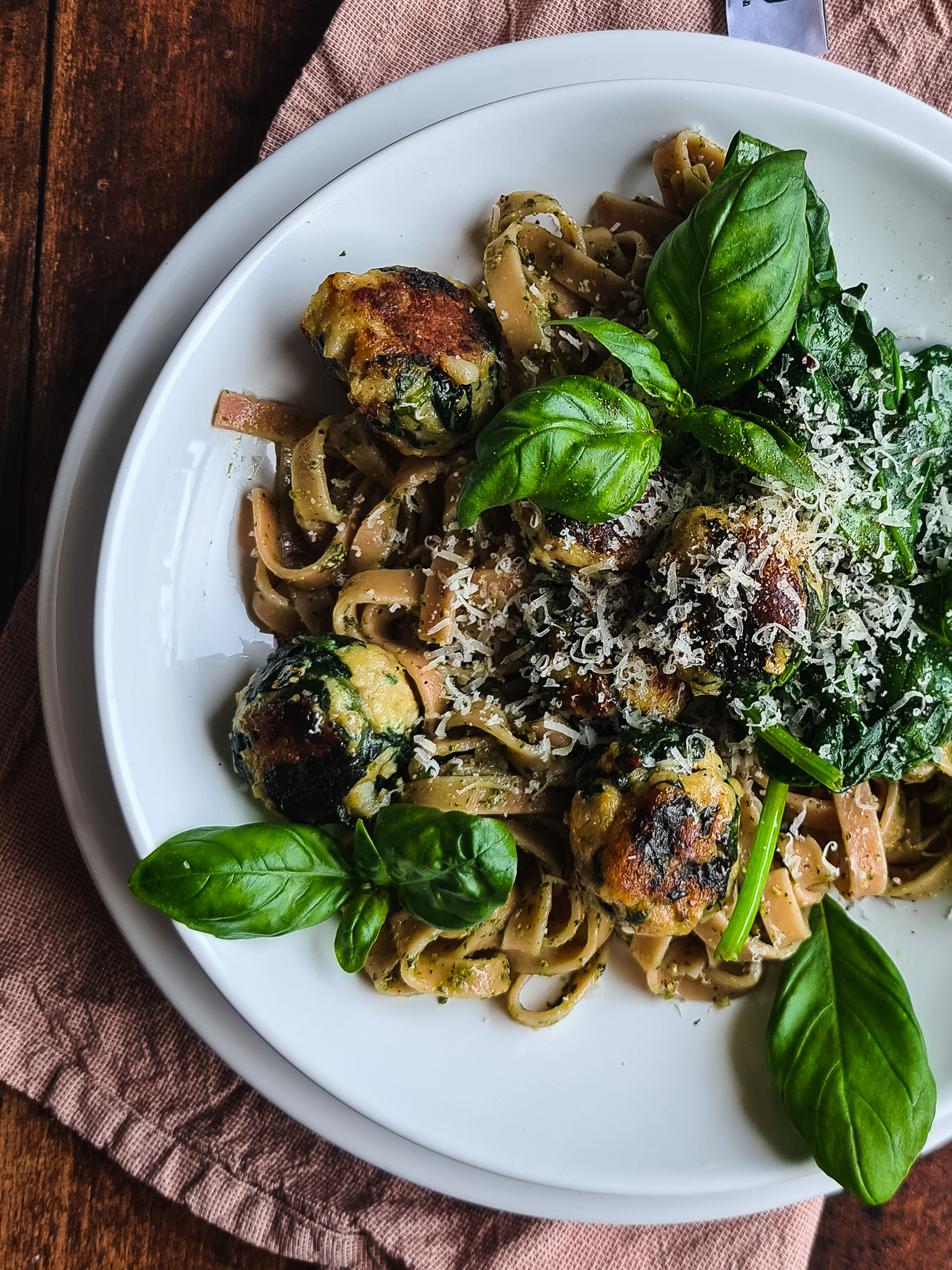 Spinazie kipballen met pasta en homemade pesto