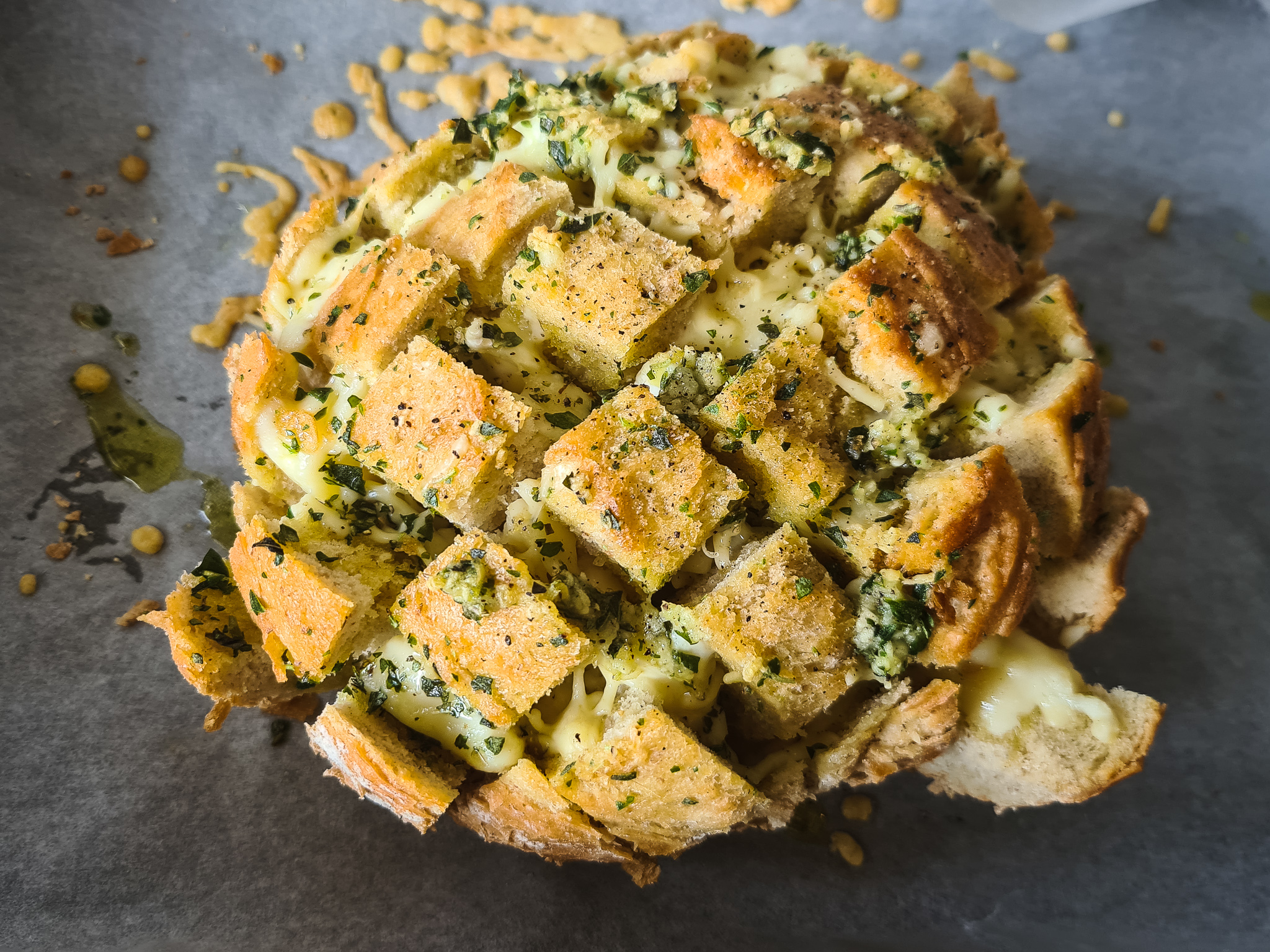 Cheesy borrelbrood met kruiden-knoflookolie