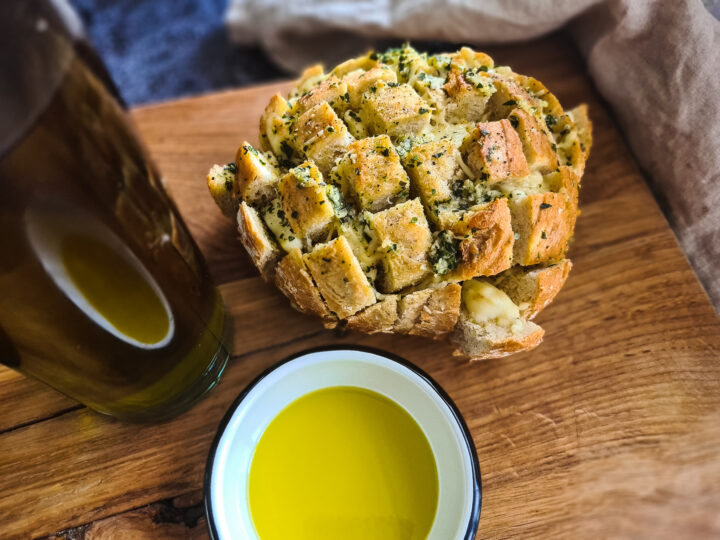 Cheesy borrelbrood met kruiden-knoflookolie