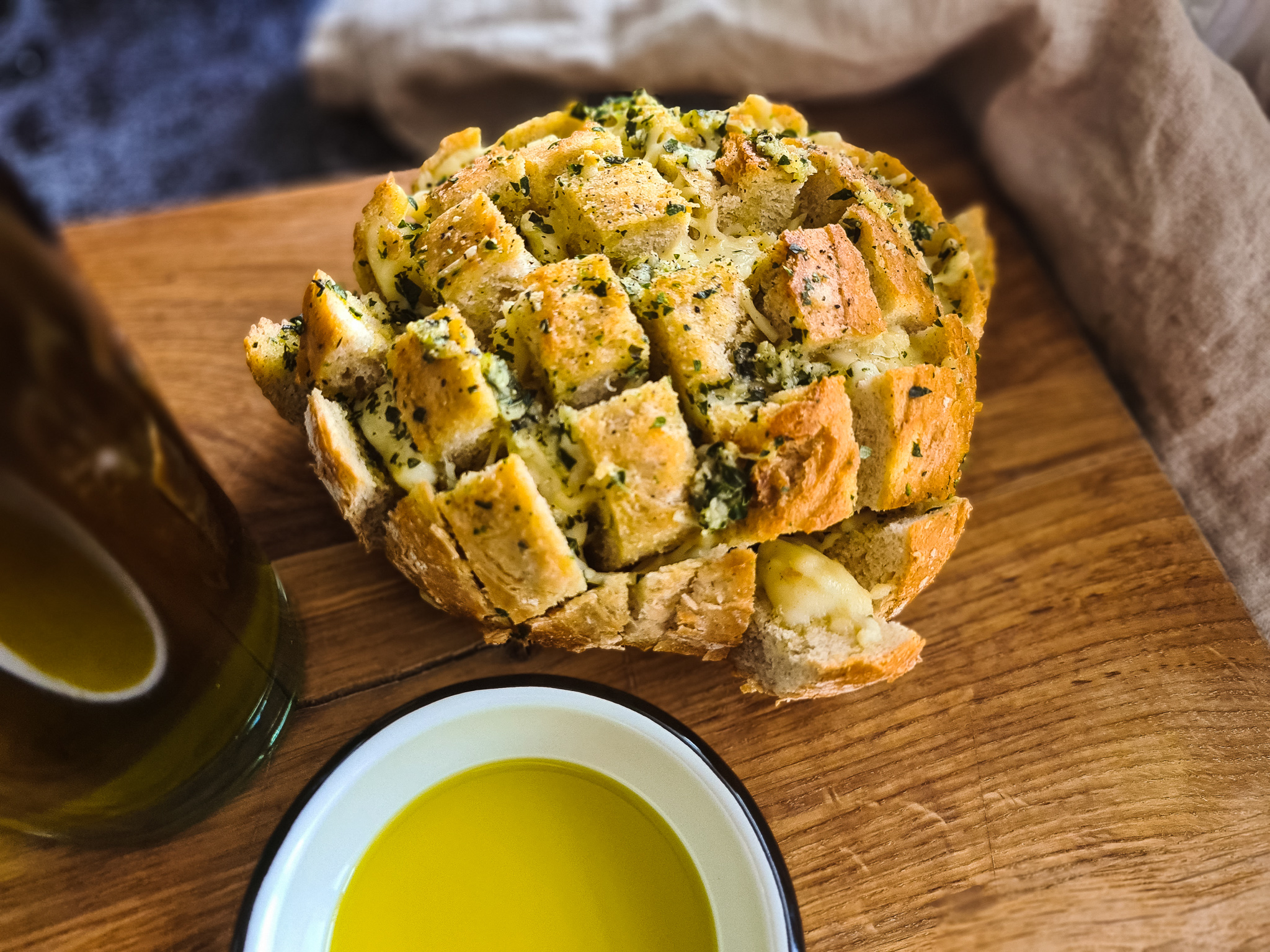 Cheesy borrelbrood met kruiden-knoflookolie