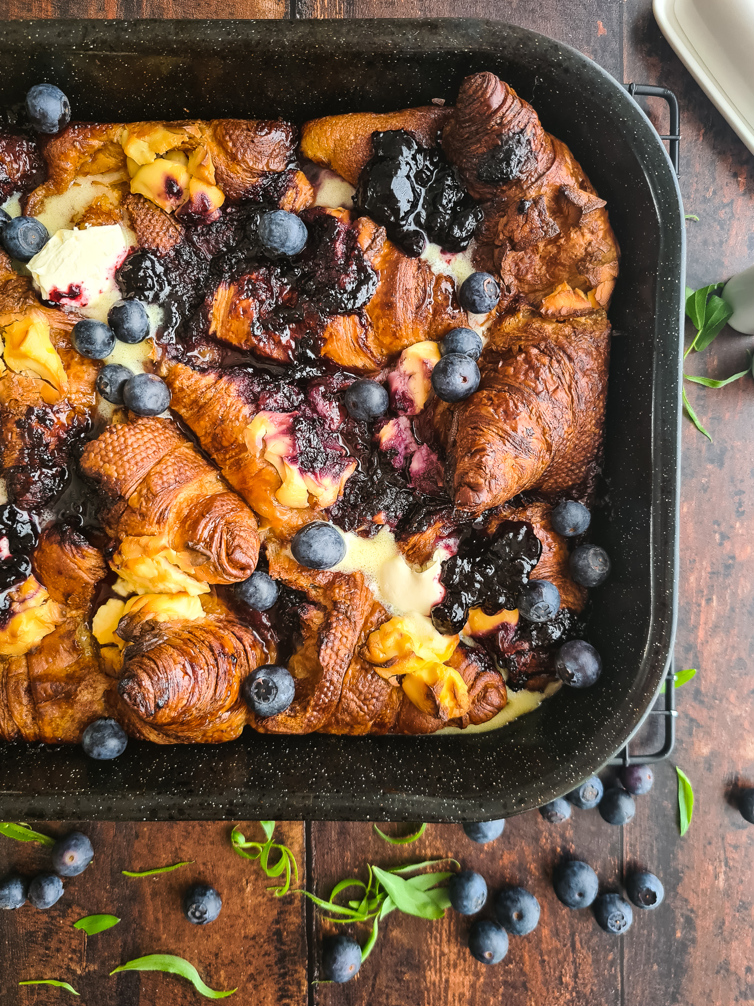 Traybake croissantjes met roomkaas en blauwe bessen