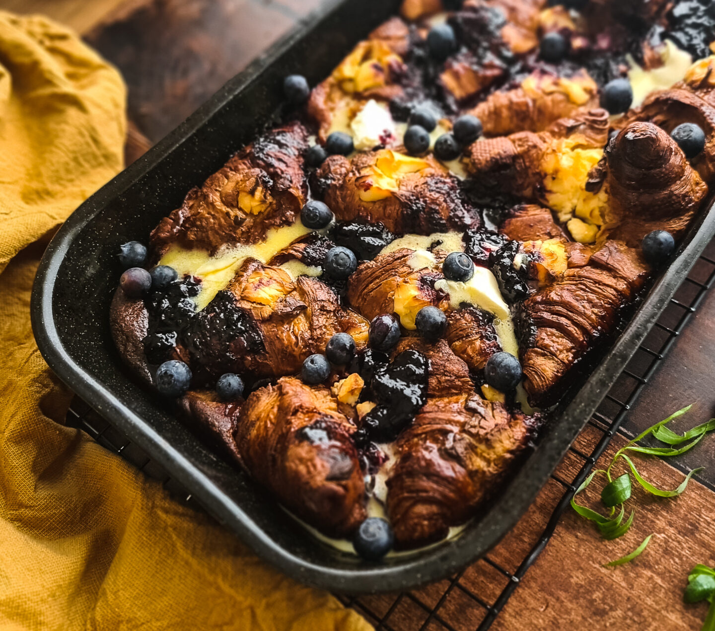 Traybake croissantjes met roomkaas en blauwe bessen