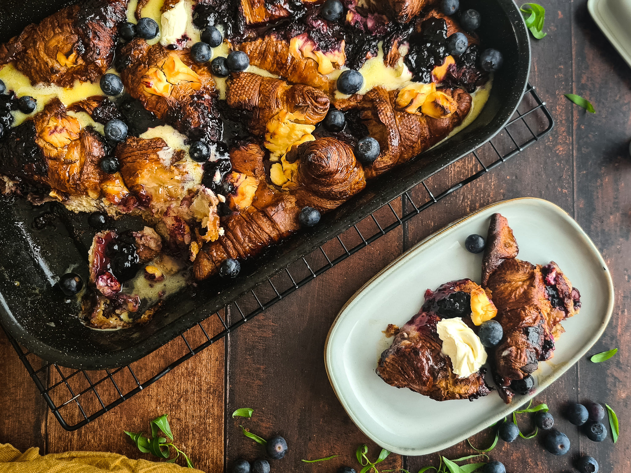 Traybake croissantjes met roomkaas en blauwe bessen