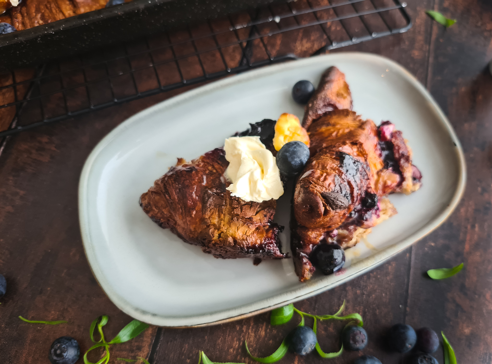 Traybake croissantjes met roomkaas en blauwe bessen