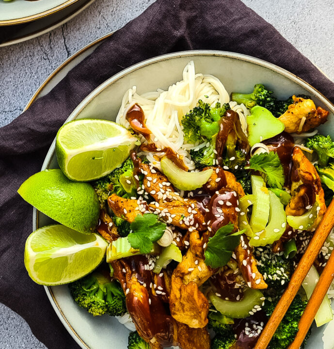 Sesamnoedels met gestoomde broccoli, gember-kip en pindakaasmarinade