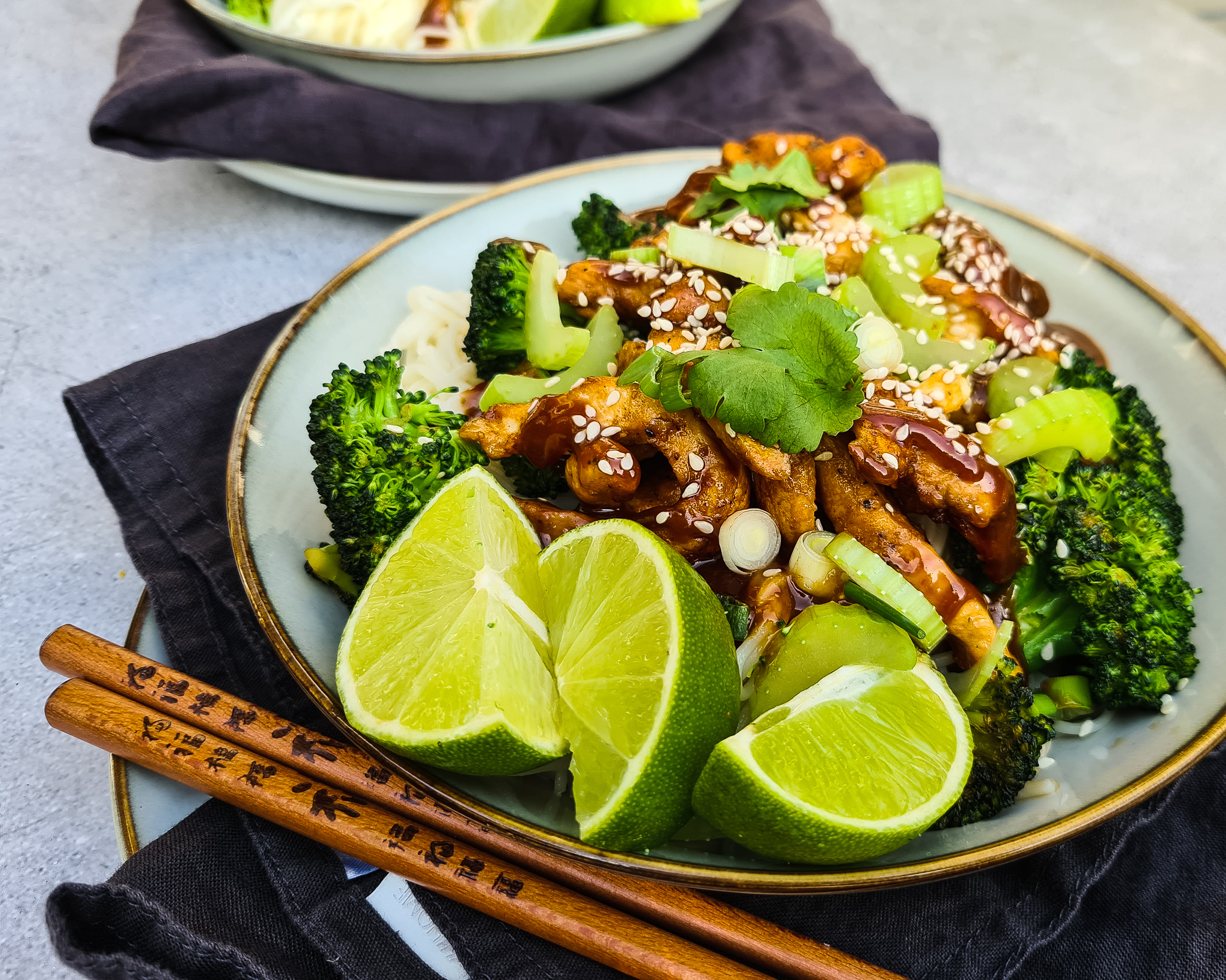 Sesamnoedels met gestoomde broccoli, gember-kip en pindakaasmarinade