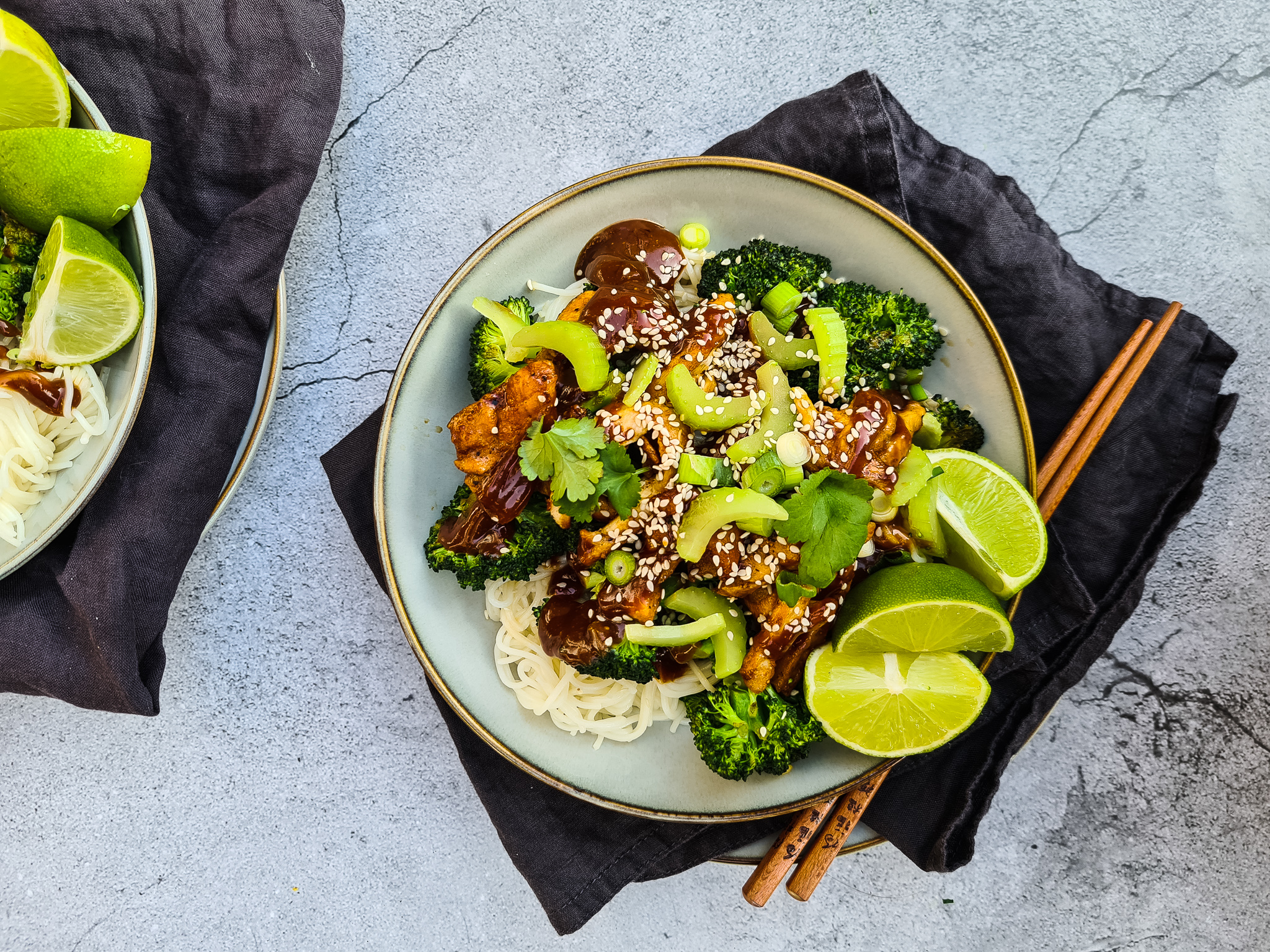 Sesamnoedels met gestoomde broccoli, gember-kip en pindakaasmarinade