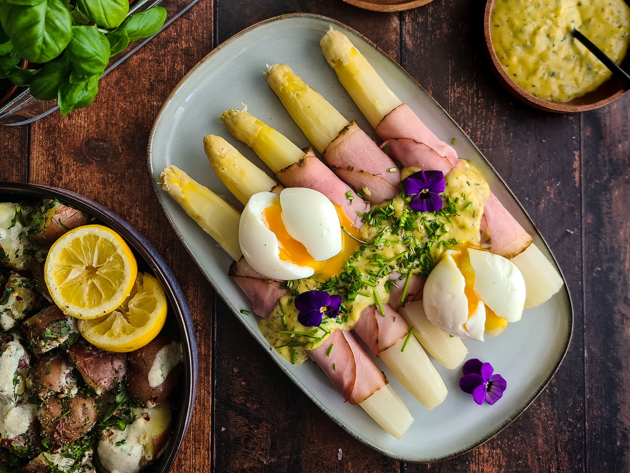 Klassieke witte asperges met ham, homemade bearnaisesaus en eitje