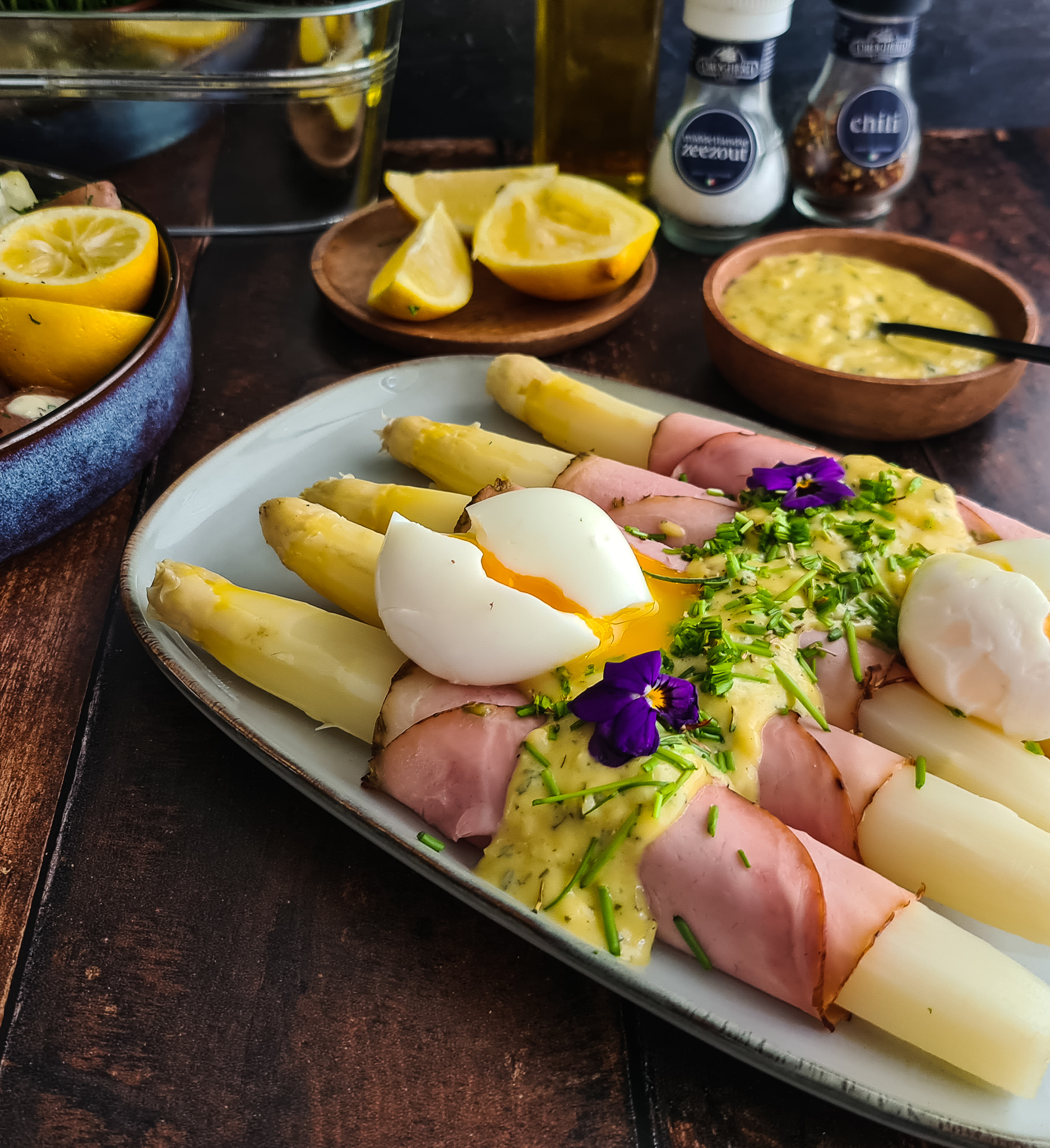 Klassieke witte asperges met ham, homemade bearnaisesaus en eitje