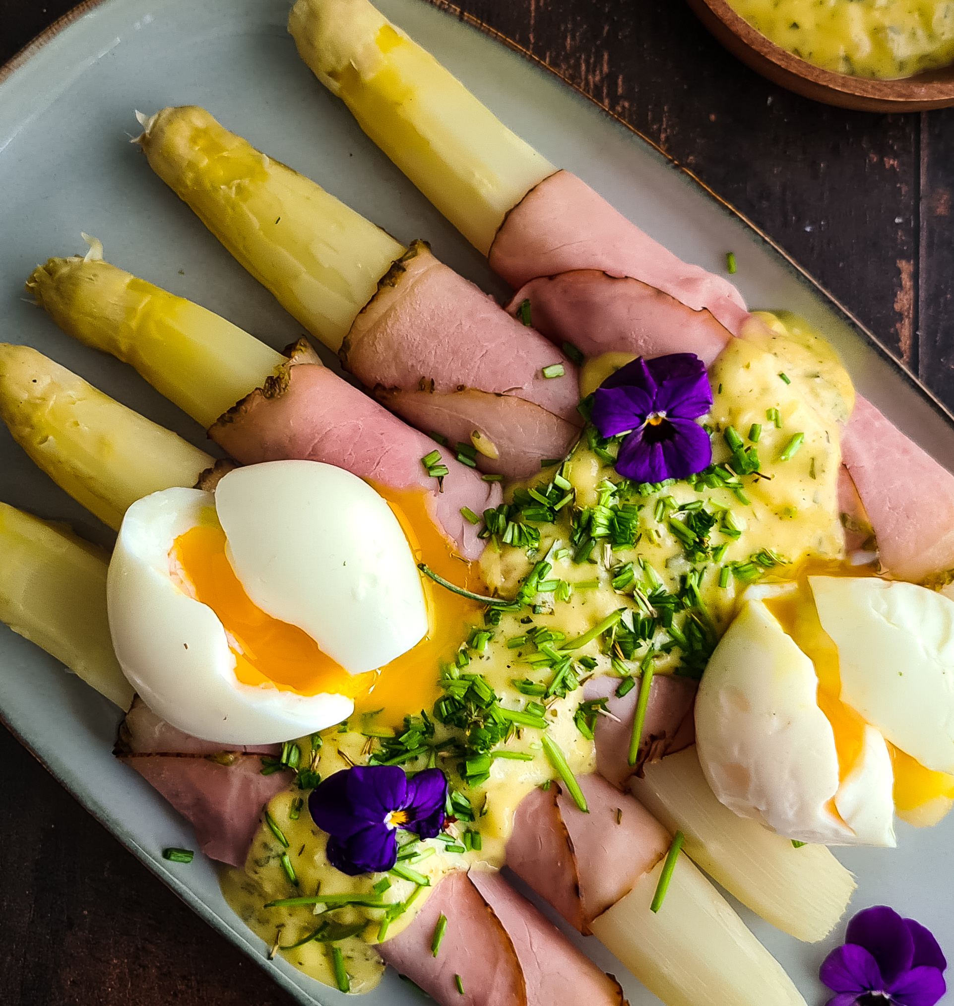 Klassieke witte asperges met ham, homemade bearnaisesaus en eitje