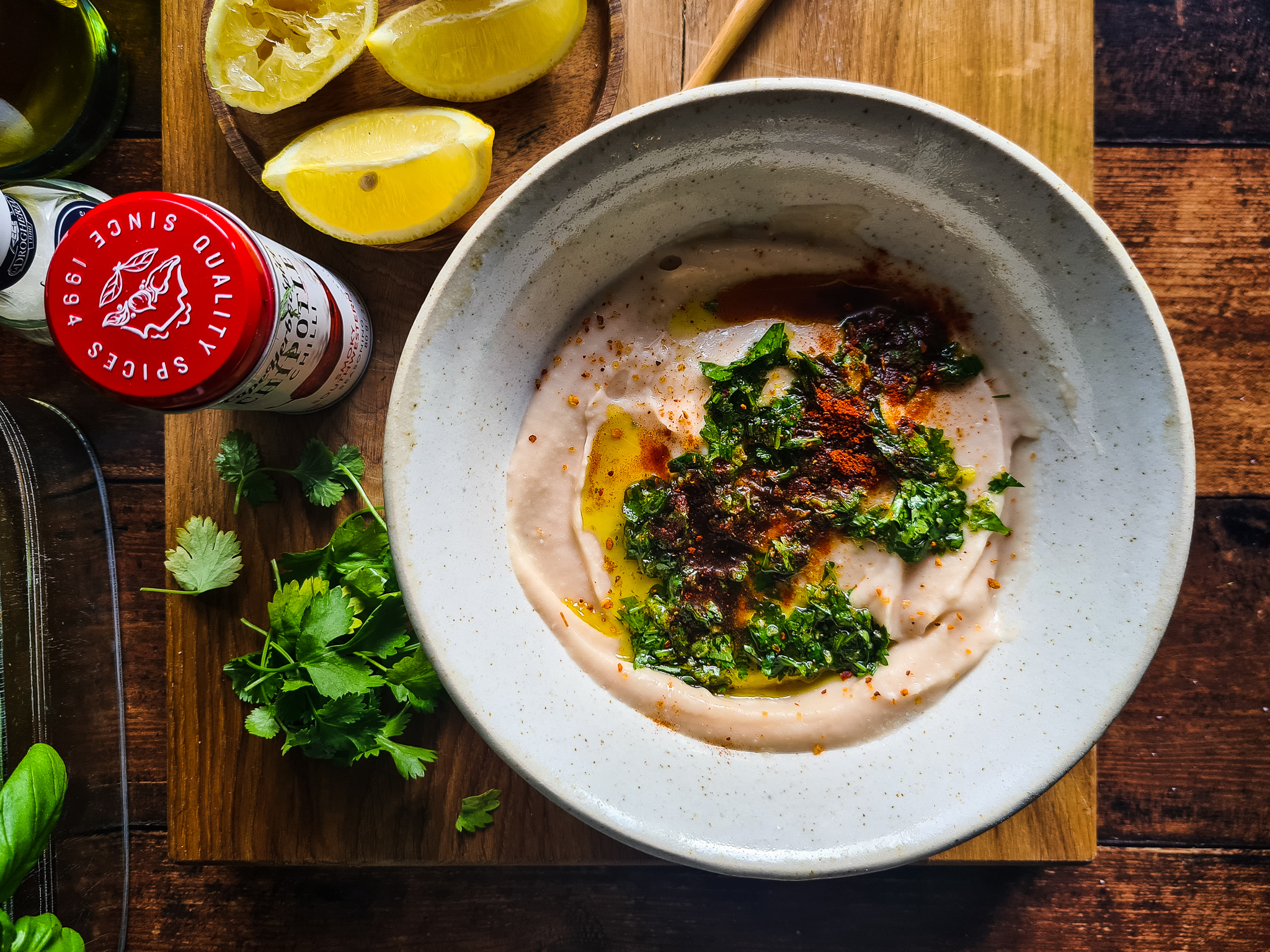 Witte bonendip met gepofte knoflook en korianderdressing (wauw!)