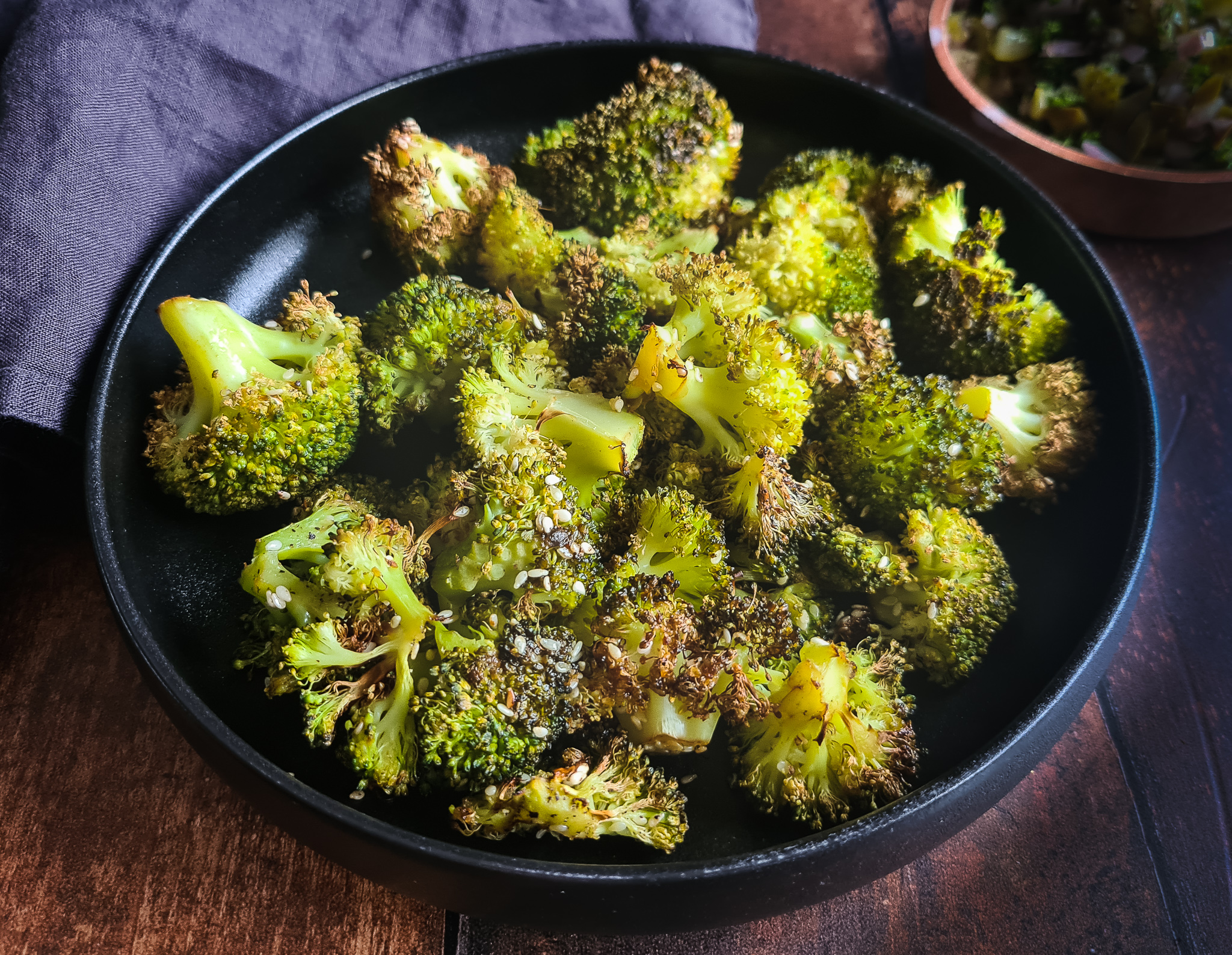 Geroosterde broccoli met sojasaus en sesamzaadjes