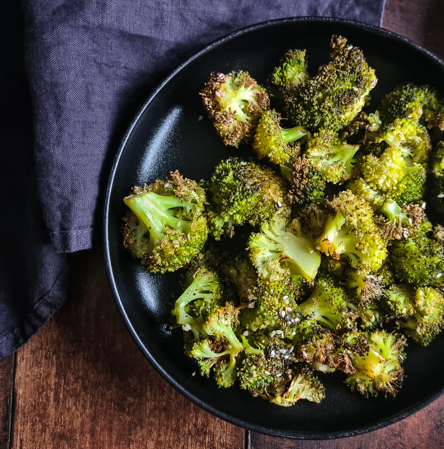 Geroosterde broccoli met sojasaus en sesamzaadjes