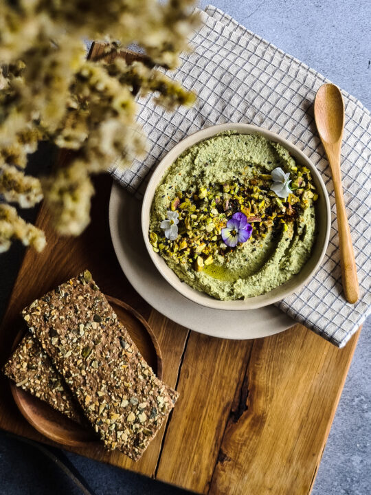 Romige hummus-pesto met pistachenootjes en chilipoeder