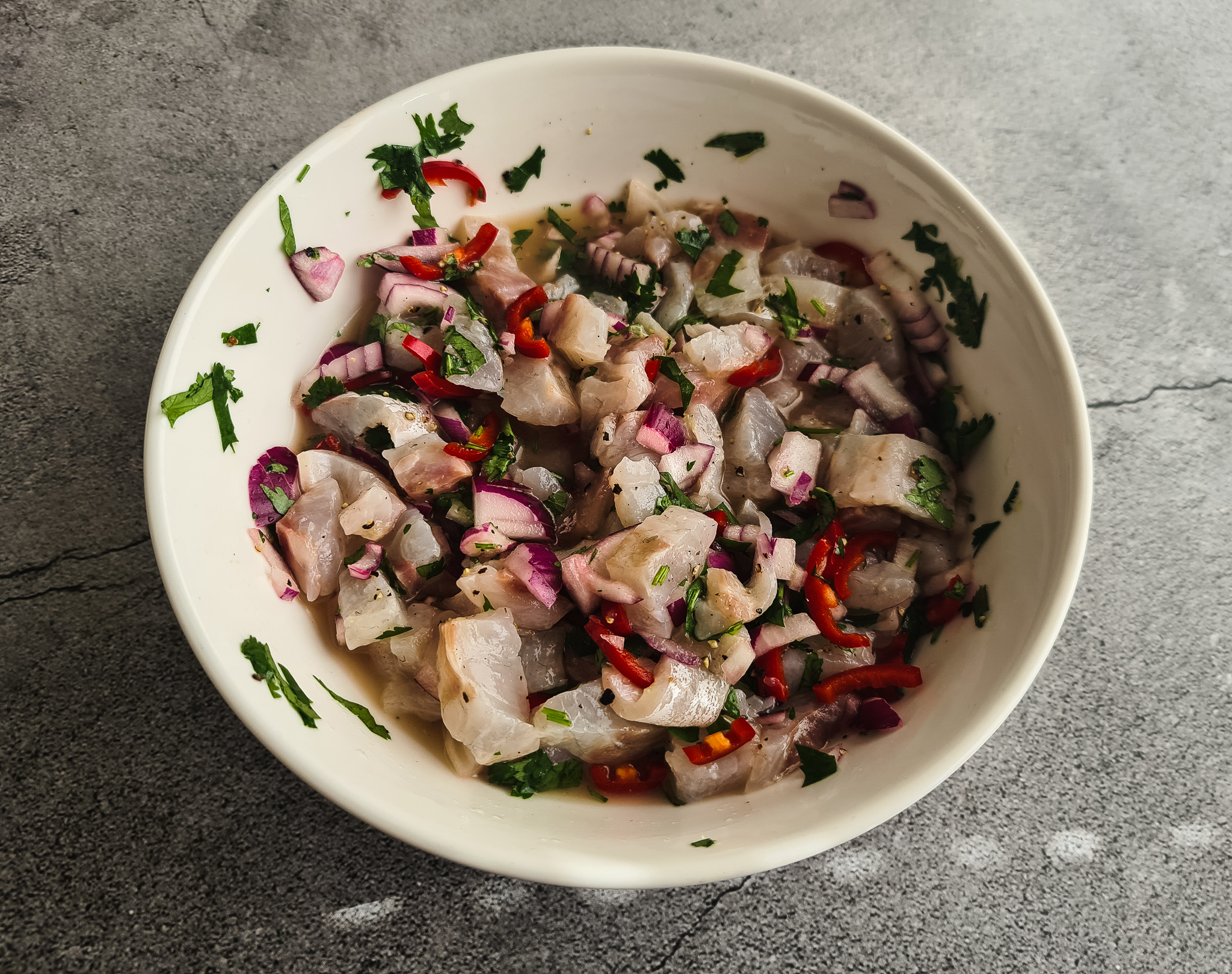 Simpele ceviche met limoensap, koriander en rode peper