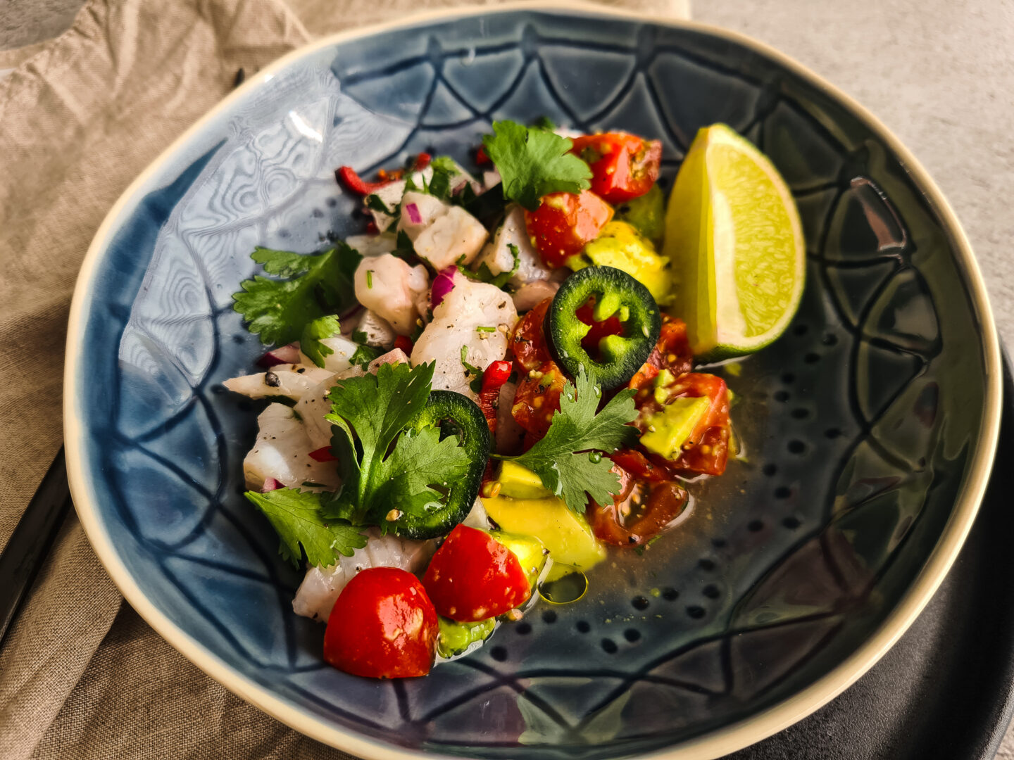 Simpele ceviche met limoensap, koriander en rode peper