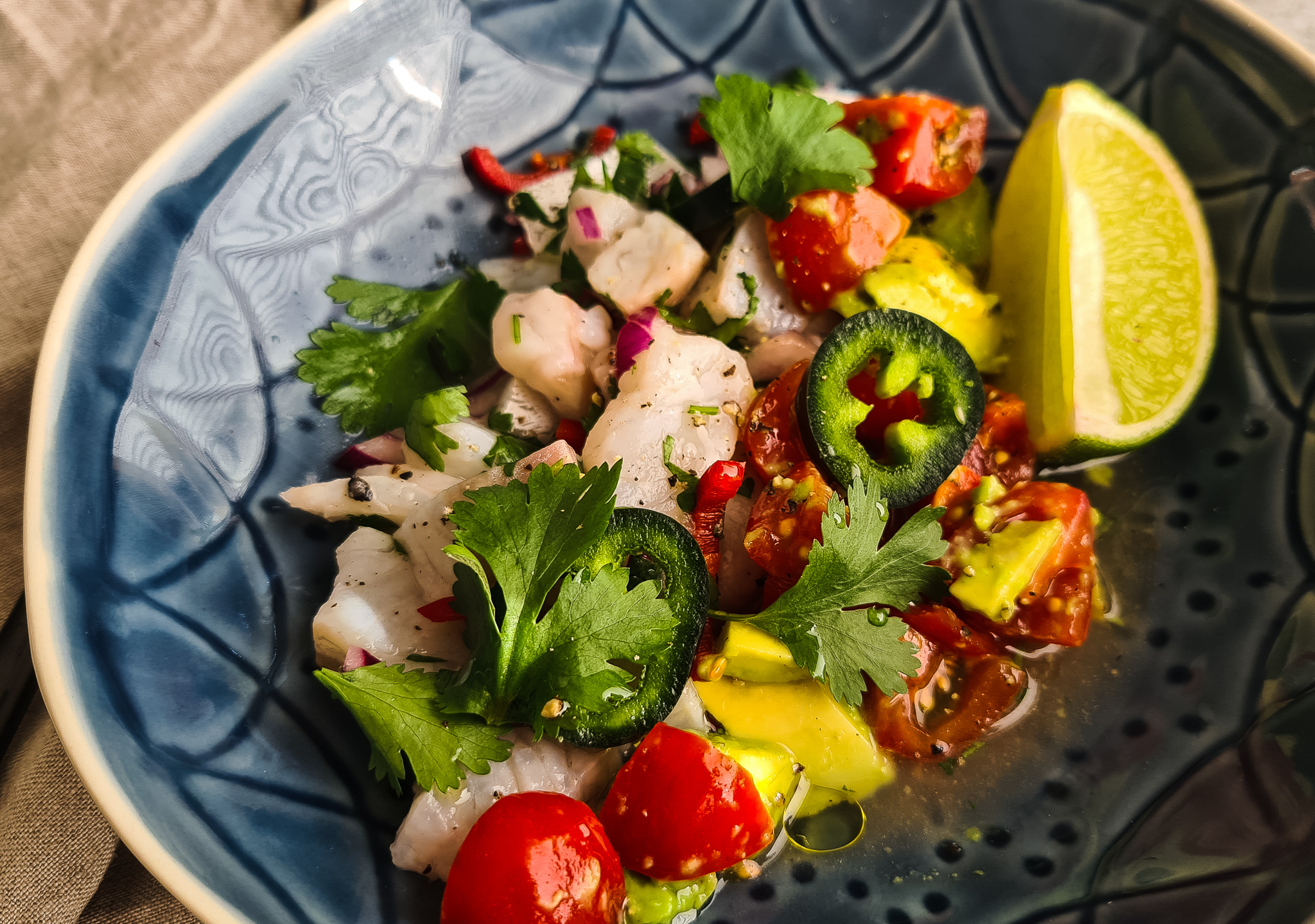 Simpele ceviche met limoensap, koriander en rode peper