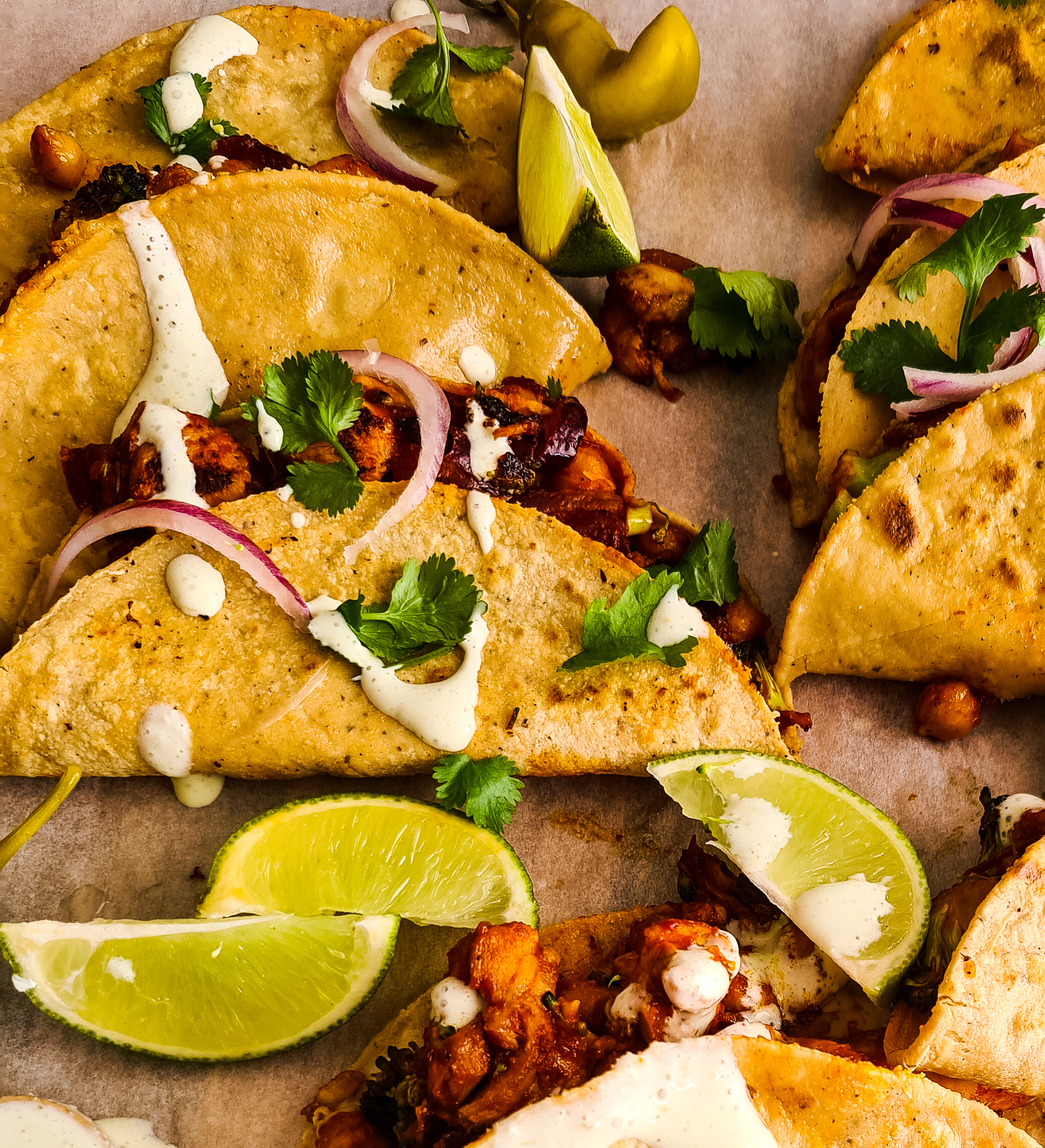 Adobe kip taco's met broccoli, kikkererwten en jalapeño dressing