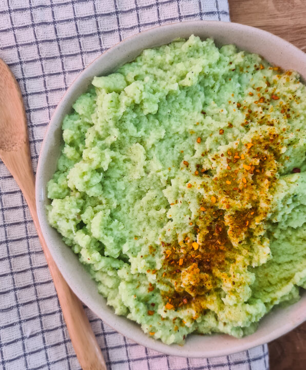 Groene dip van broccoli stronk en knoflook