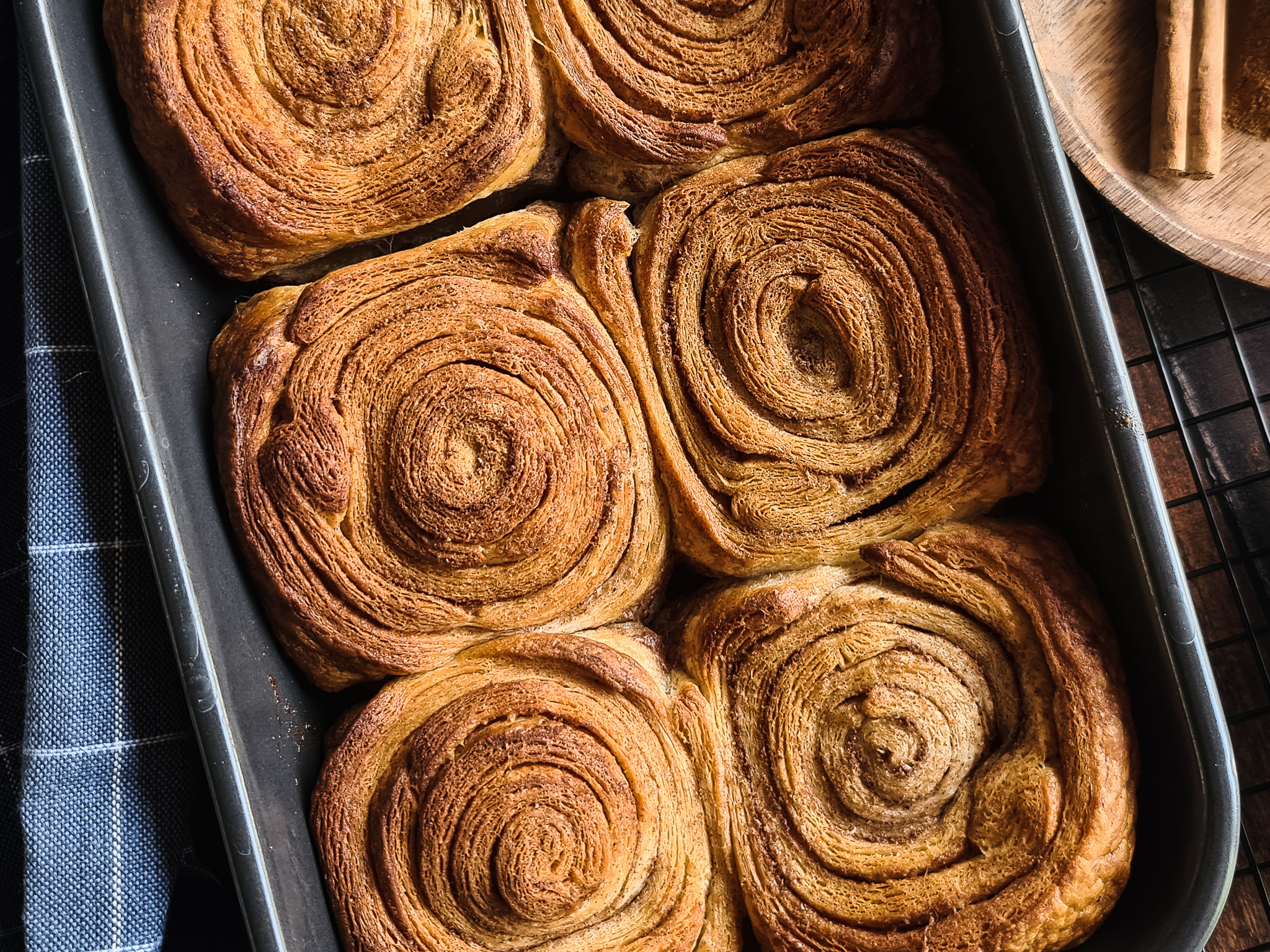 Vanille Swirl Buns met witte chocolade topping