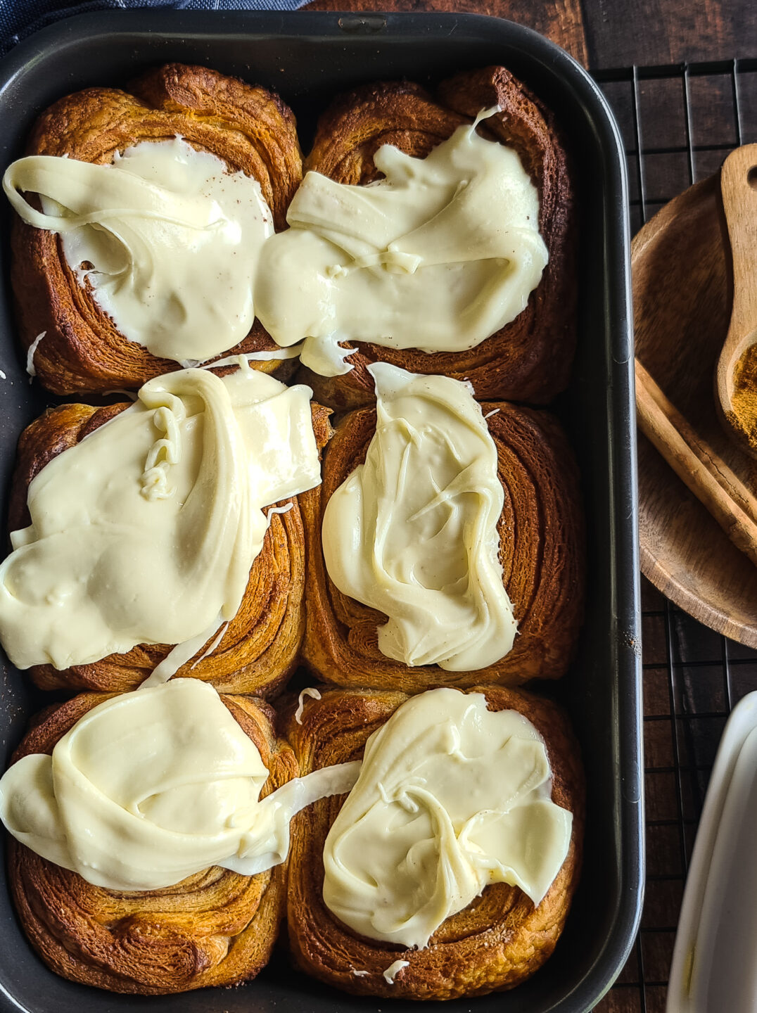 Vanille Swirl Buns met witte chocolade topping