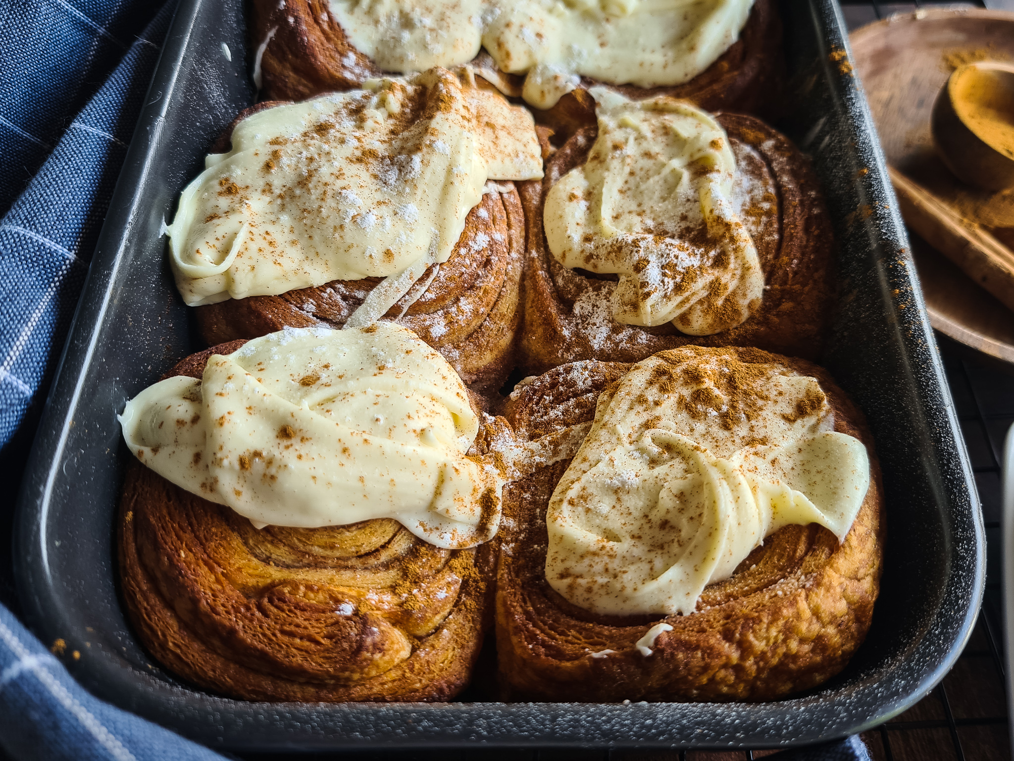 Vanille Swirl Buns met witte chocolade topping