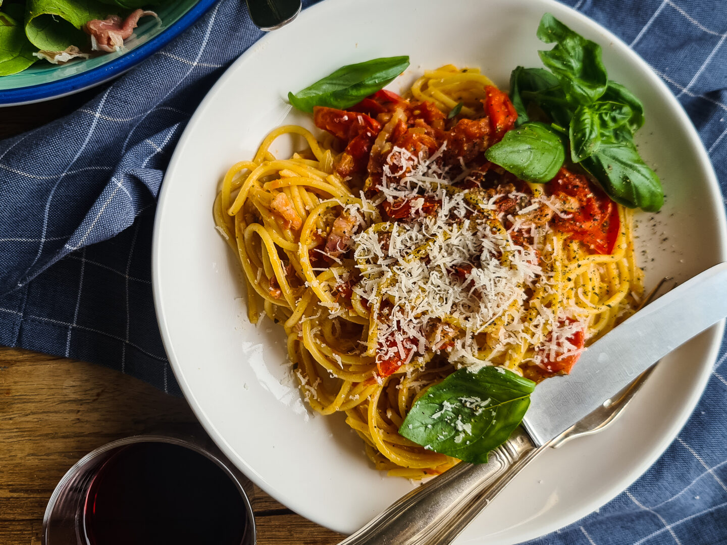 Amatriciana Spaghetti met Pancetta, Pecorino Romano en Basilicum