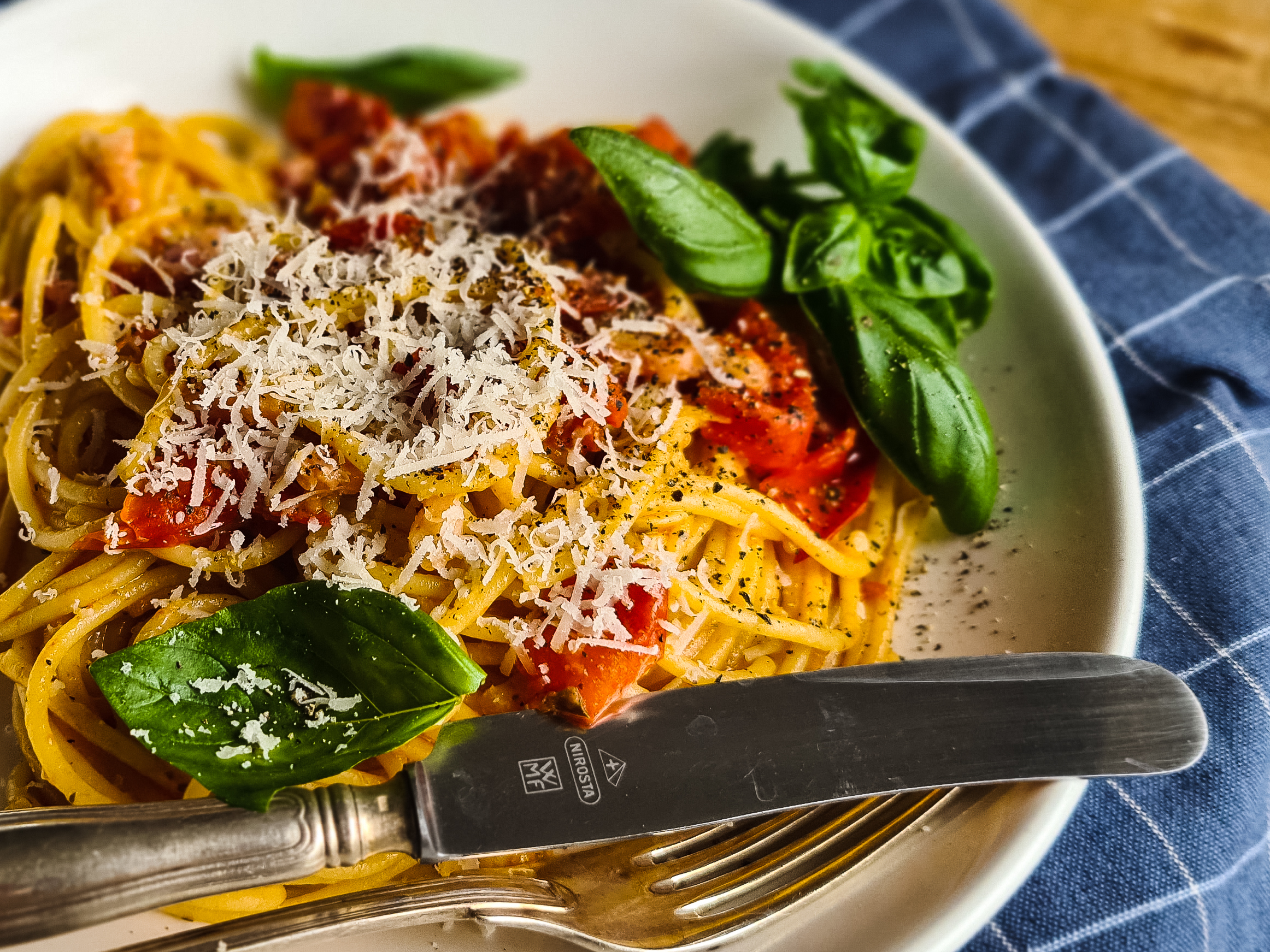 Amatriciana Spaghetti met Pancetta, Pecorino Romano en Basilicum