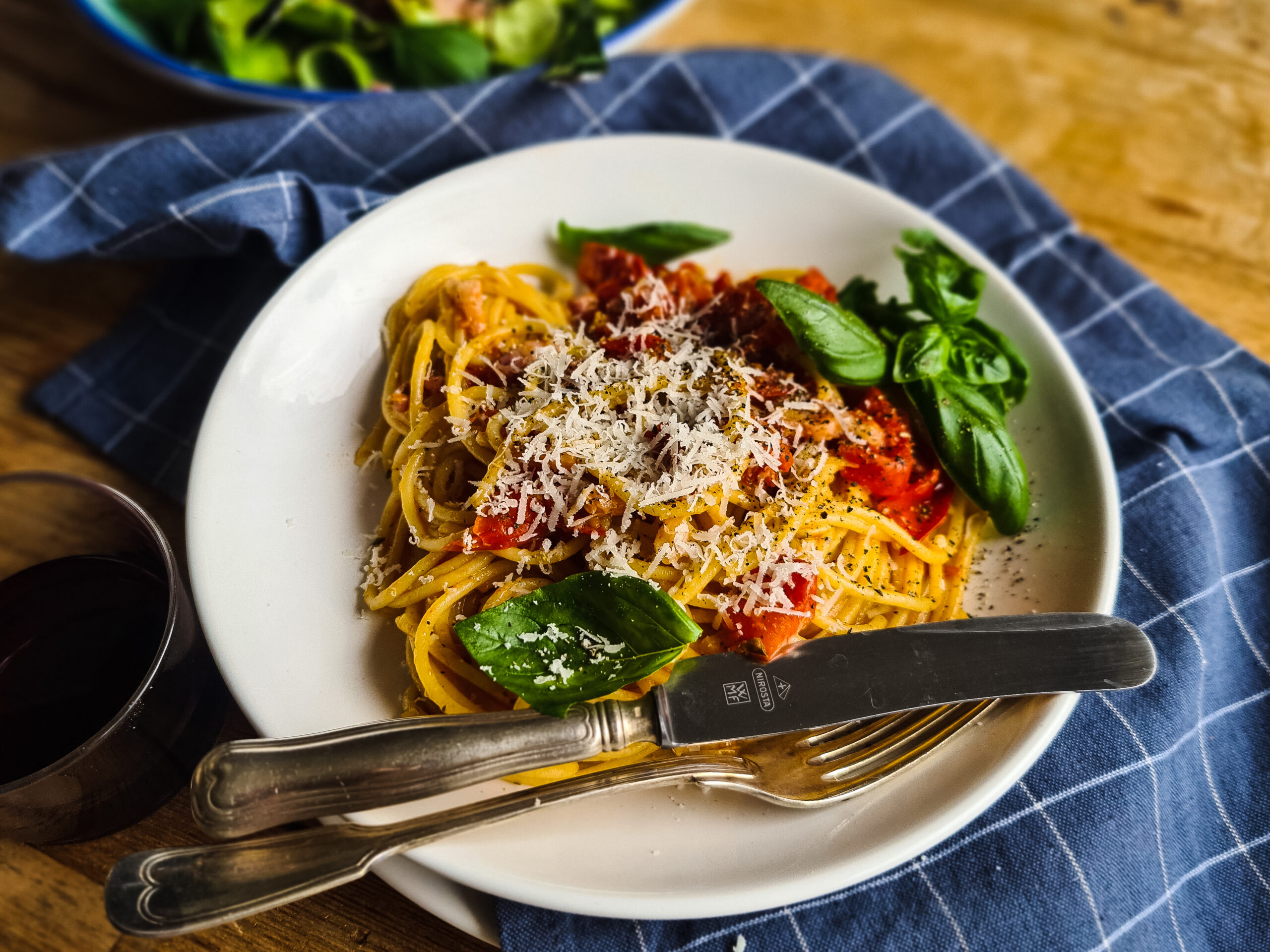 Amatriciana Spaghetti met Pancetta, Pecorino Romano en Basilicum