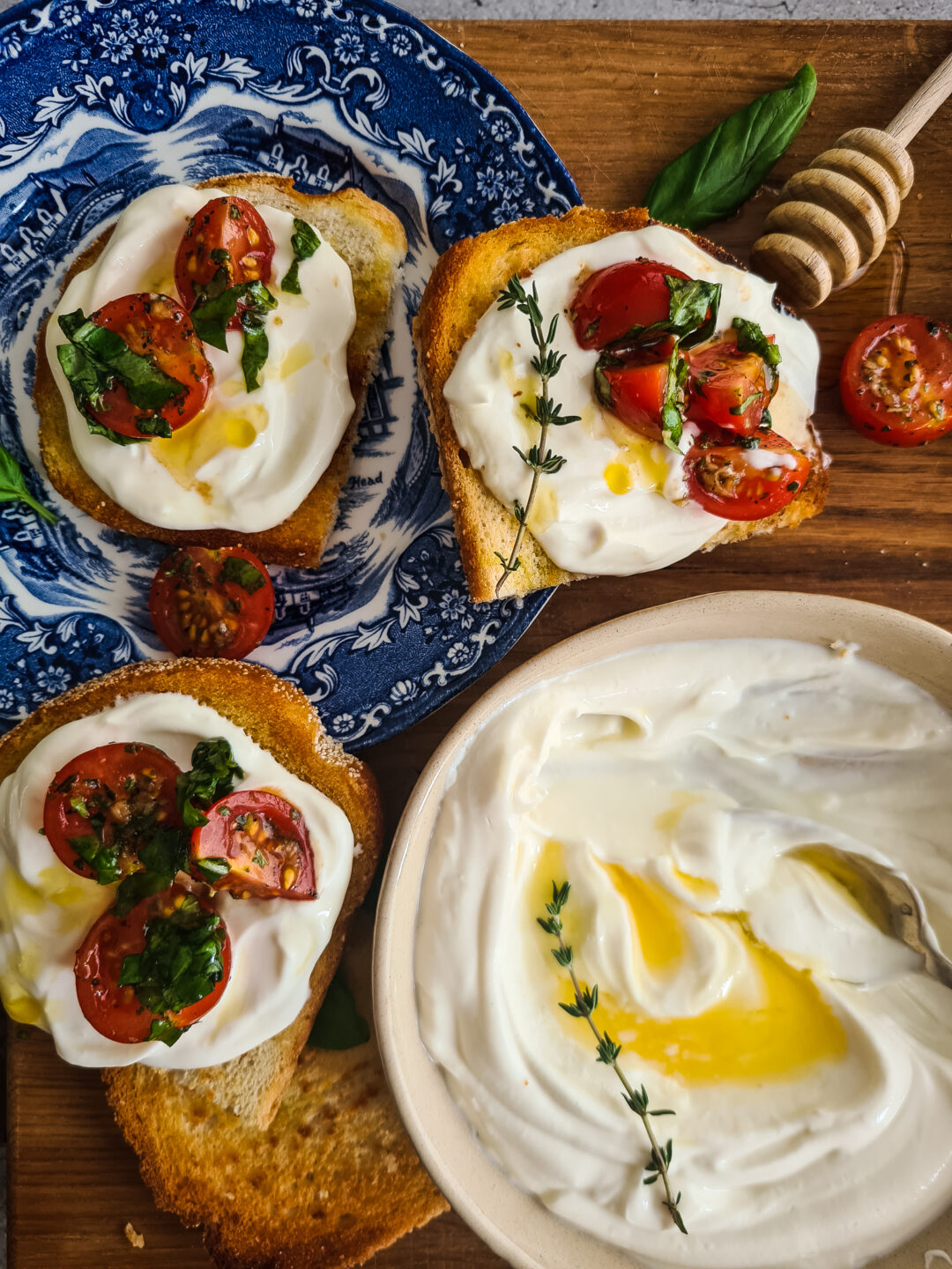 Gezouten bruschetta's met opgeklopte ricotta, gemarineerde tomaten en honing