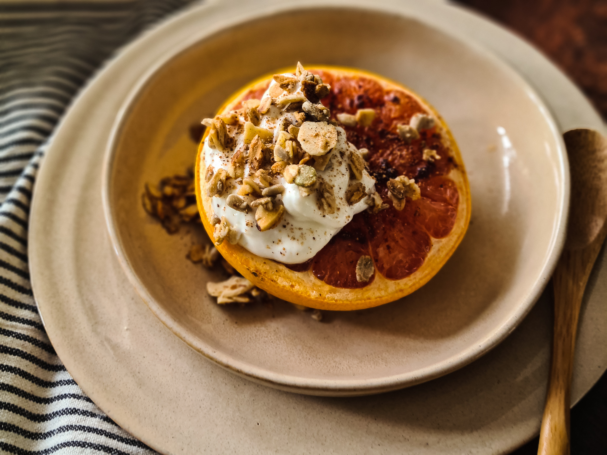 Gebakken Grapefruit met Griekse Yoghurt en Granola