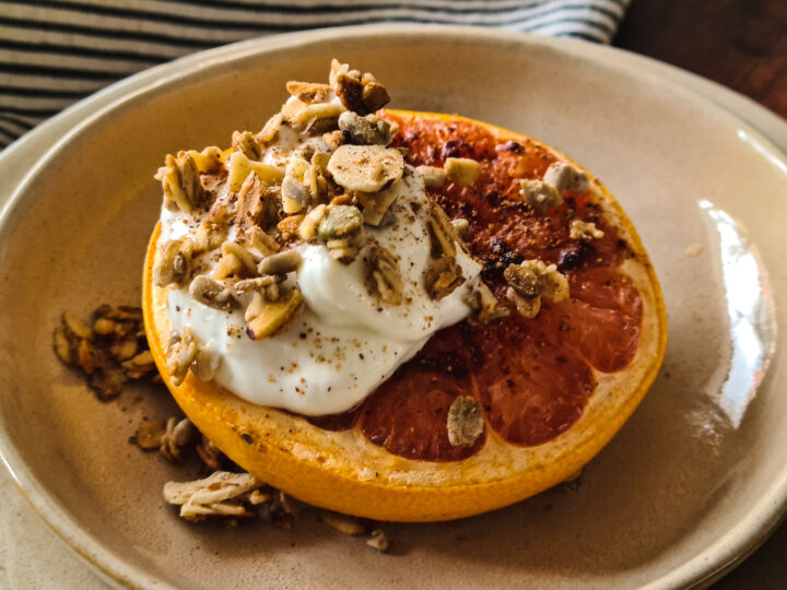 Gebakken Grapefruit met Griekse Yoghurt en Granola