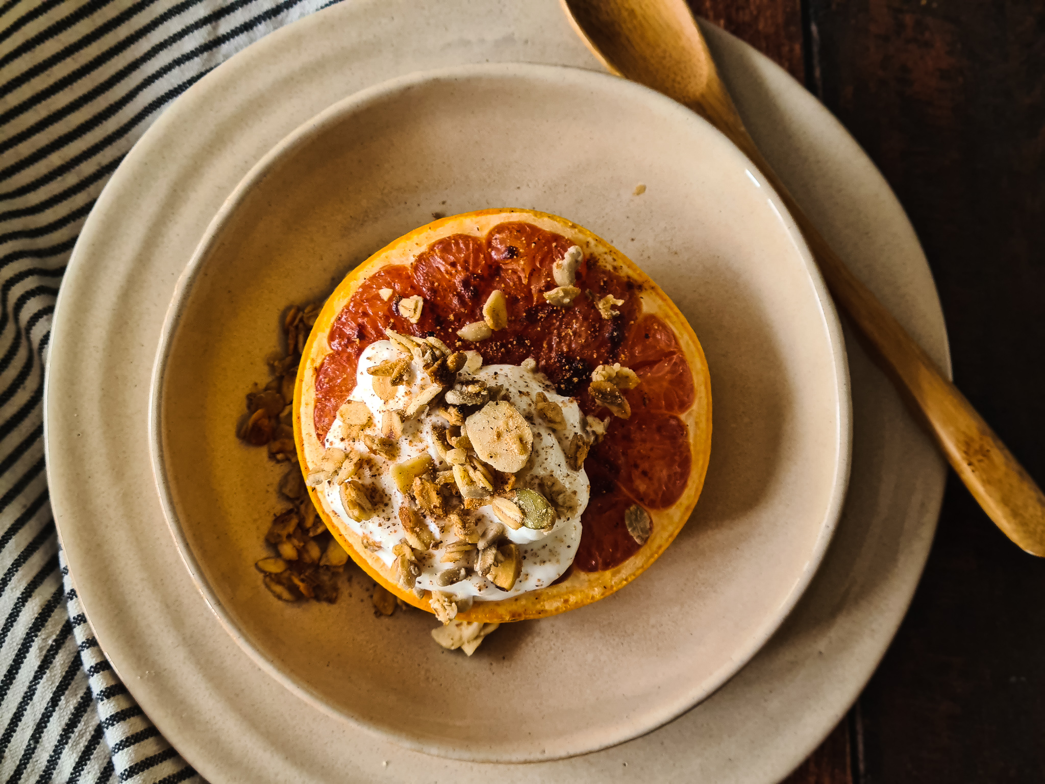 Gebakken Grapefruit met Griekse Yoghurt en Granola