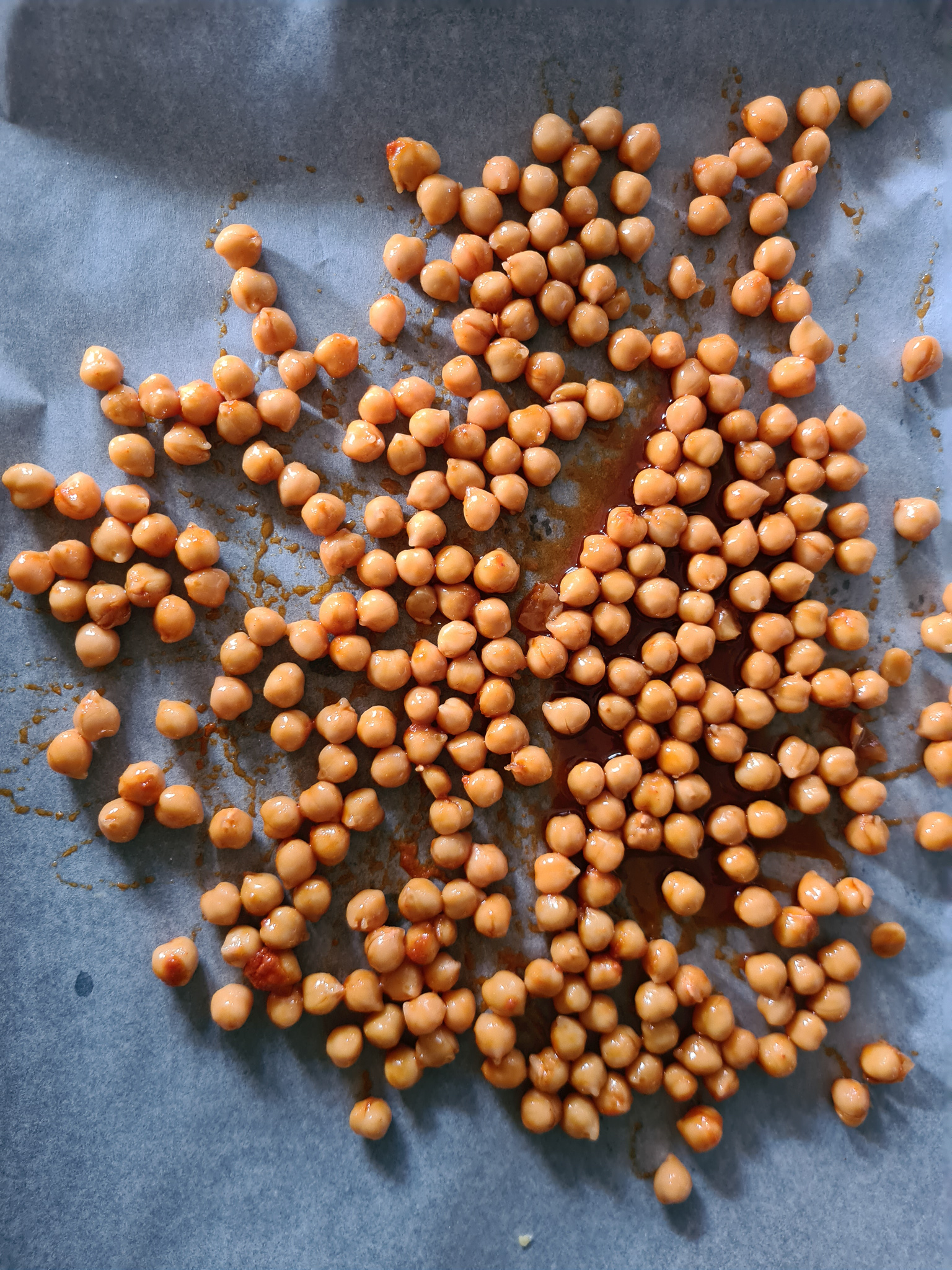 Rode Curry met Geroosterde Kikkererwten, Kip en Gebakken Kokos-Knoflook